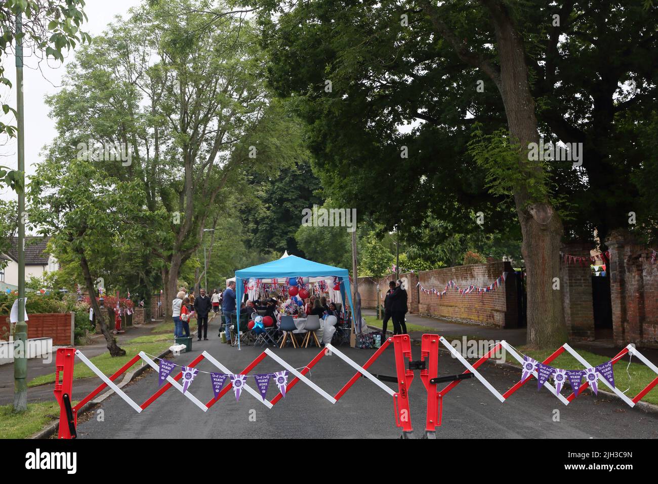 Barrière de fermeture de route extensible à Street Party célébrant la Reine Elizabeth II Platinum Jubilee Surrey Angleterre Banque D'Images