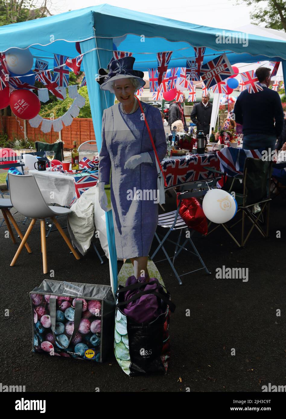 Découpe en carton de la reine Elizabeth II par Table décorée de banderoles au Street Party célébrant la reine Elizabeth II Platinum Jubilee Surrey Angleterre Banque D'Images