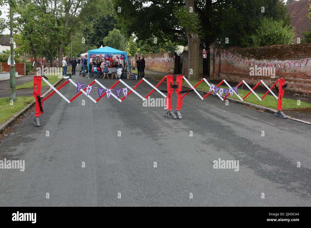 Barrière de fermeture de route extensible à Street Party célébrant la Reine Elizabeth II Platinum Jubilee Surrey Angleterre Banque D'Images