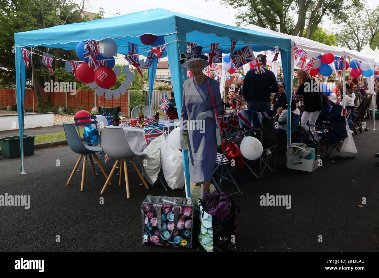 Découpe en carton de la reine Elizabeth II par des tables décorées avec le Bunting Street Party célébrant la reine Elizabeth II Platinum Jubilee Surrey Angleterre Banque D'Images
