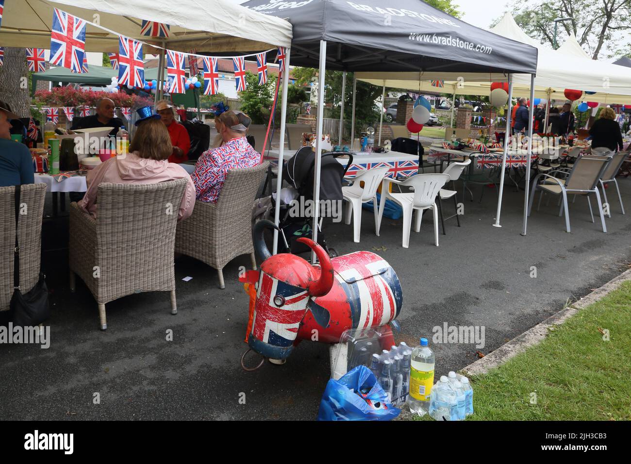 Les gens assis sous les belvédères au Street Party célébrant la Reine Elizabeth II Platinum Jubilee Surrey Angleterre Banque D'Images