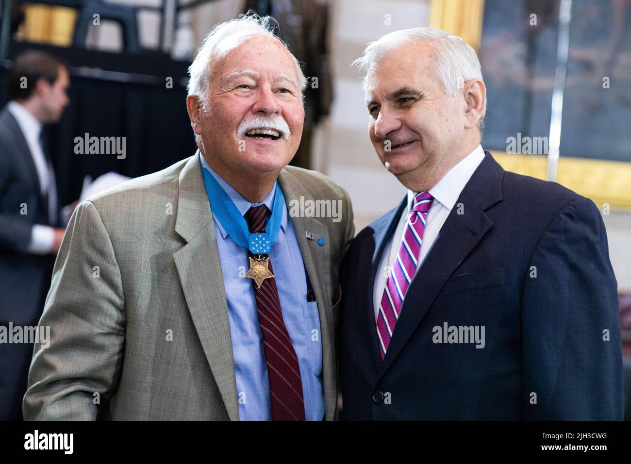 Washington DC, États-Unis. 14th juillet 2022. ÉTATS-UNIS - JUILLET 14 : le sénateur Jack Reed, D-R.I., Et le récipiendaire de la Médaille d'honneur, le colonel Barney Barnum, a parlé devant les restes de Hershel Woodrow « Woody » Williams, le dernier récipiendaire de la Médaille d'honneur de la Seconde Guerre mondiale à être passé, a été de mentir en honneur dans la rotonde du Capitole des États-Unis à Washington, DC, jeudi, 14 juillet 2022. Williams, qui est décédé à l'âge de 98 ans, a reçu le prix de l'action dans la bataille d'Iwo Jima. (Tom Williams/Pool/Sipa USA) Credit: SIPA USA/Alay Live News Banque D'Images