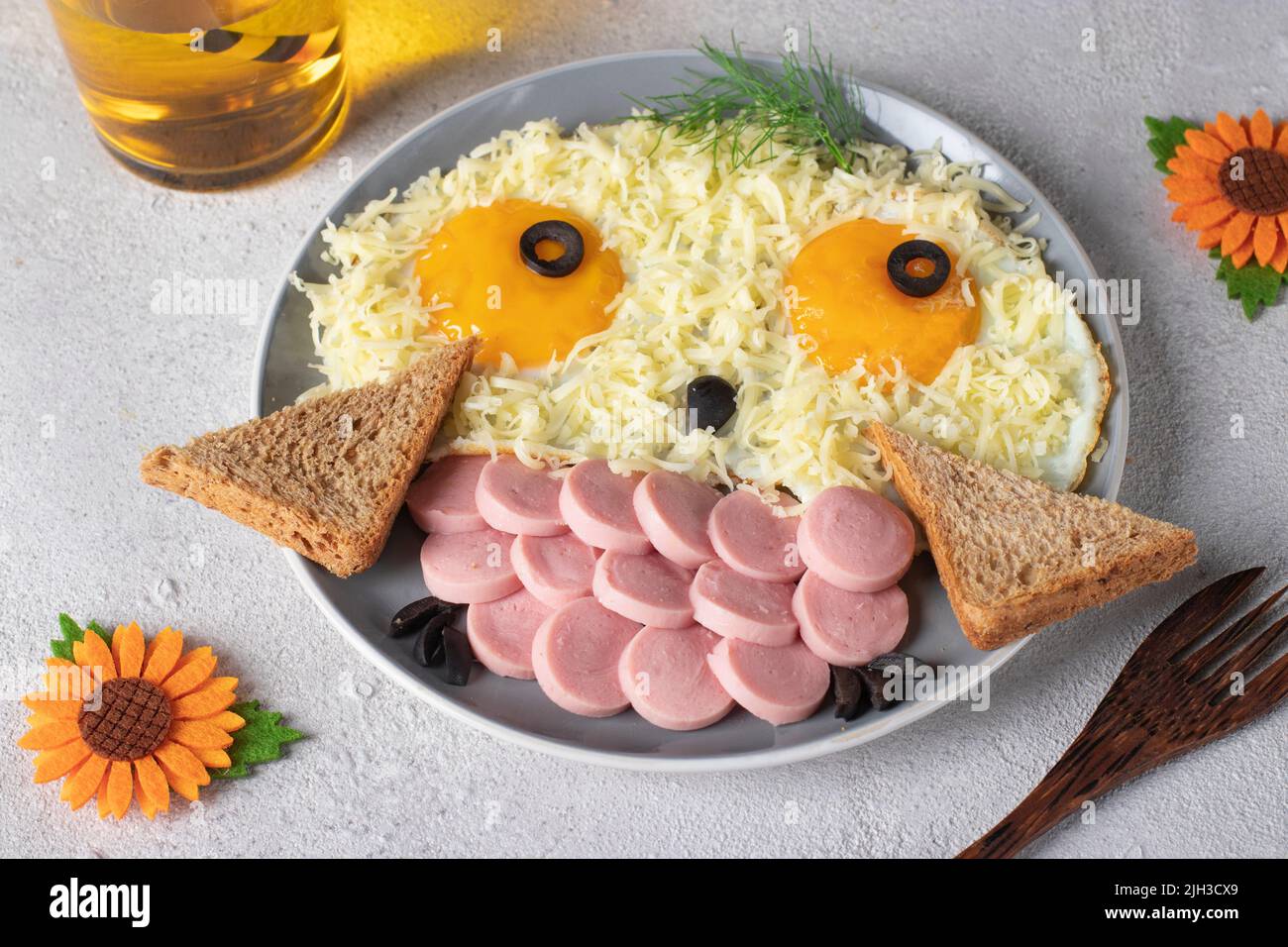 Nourriture amusante pour les enfants - chouette drôle des œufs frits avec du fromage, des saucisses et du pain. Petit déjeuner sain et créatif Banque D'Images