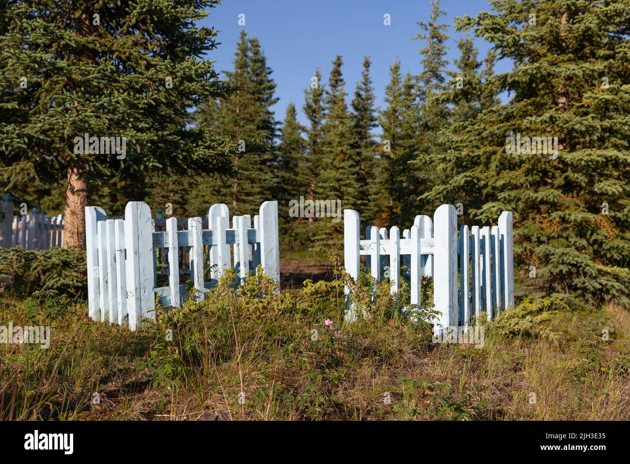 Tombes closes en bois dans un cimetière en été, dans la communauté autochtone du nord de Deline, Territoires du Nord-Ouest, Canada Banque D'Images
