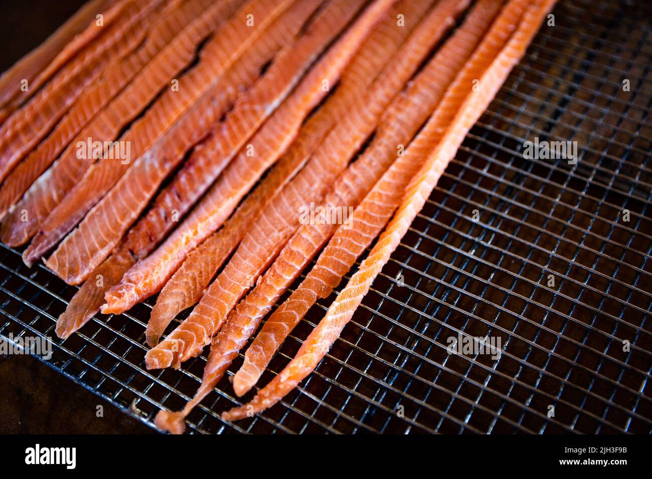 Des bandes de poisson prêtes à être fumées dans la tipi - une spécialité alimentaire locale de la communauté autochtone du nord de Deline, dans les Territoires du Nord-Ouest Banque D'Images