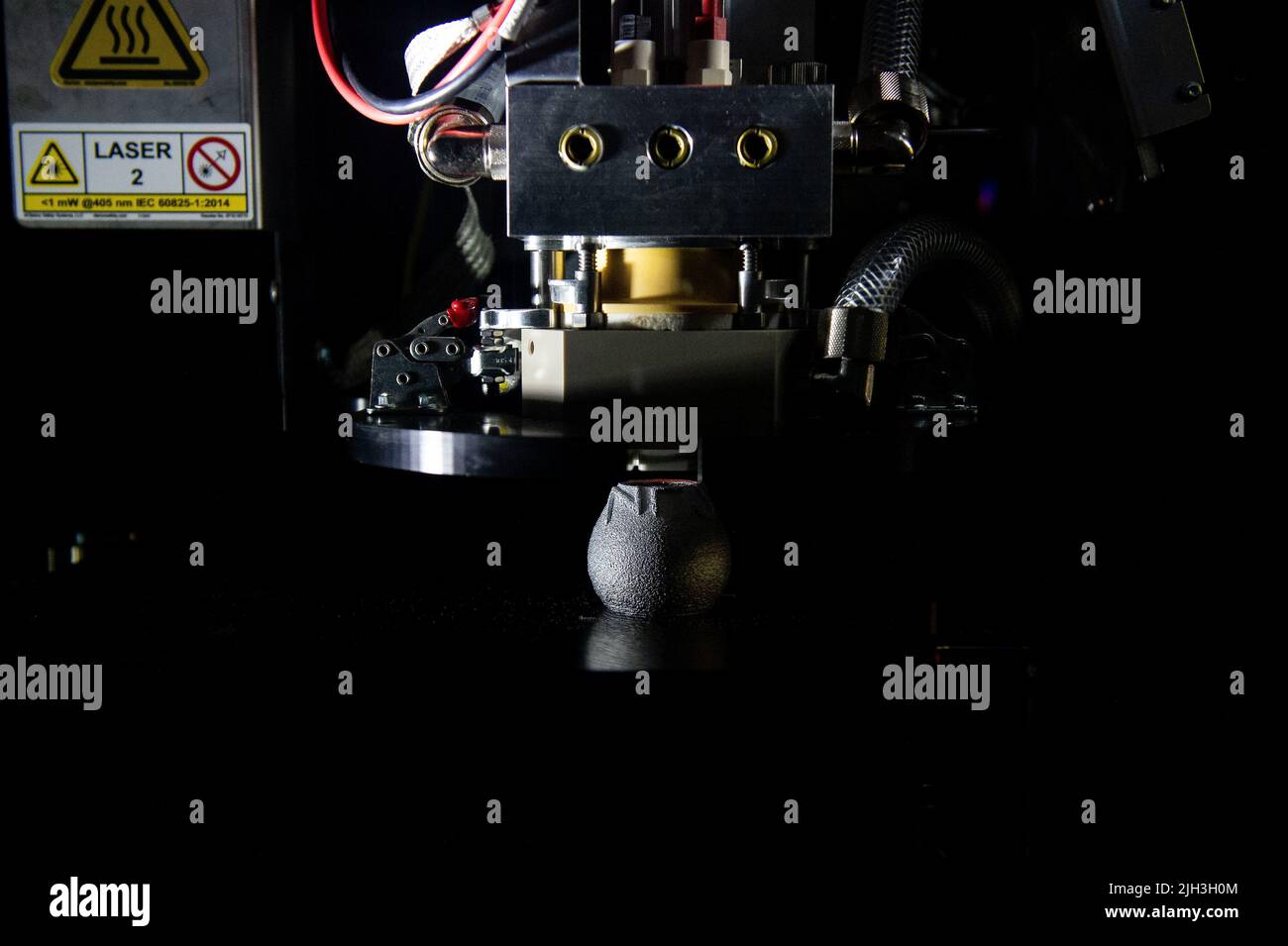 OCÉAN PACIFIQUE (12 juillet 2022) Une imprimante 3D effectue une impression test à bord du navire d'assaut amphibie de classe Wasp USS Essex (LHD 2) pendant la Rim of the Pacific (RIMPAC) 2022, 12 juillet 2022. Essex mène actuellement des opérations de routine dans la flotte américaine 3rd. (É.-U. Vidéo de la marine par le spécialiste des communications de masse 3rd classe Donita Burks) Banque D'Images