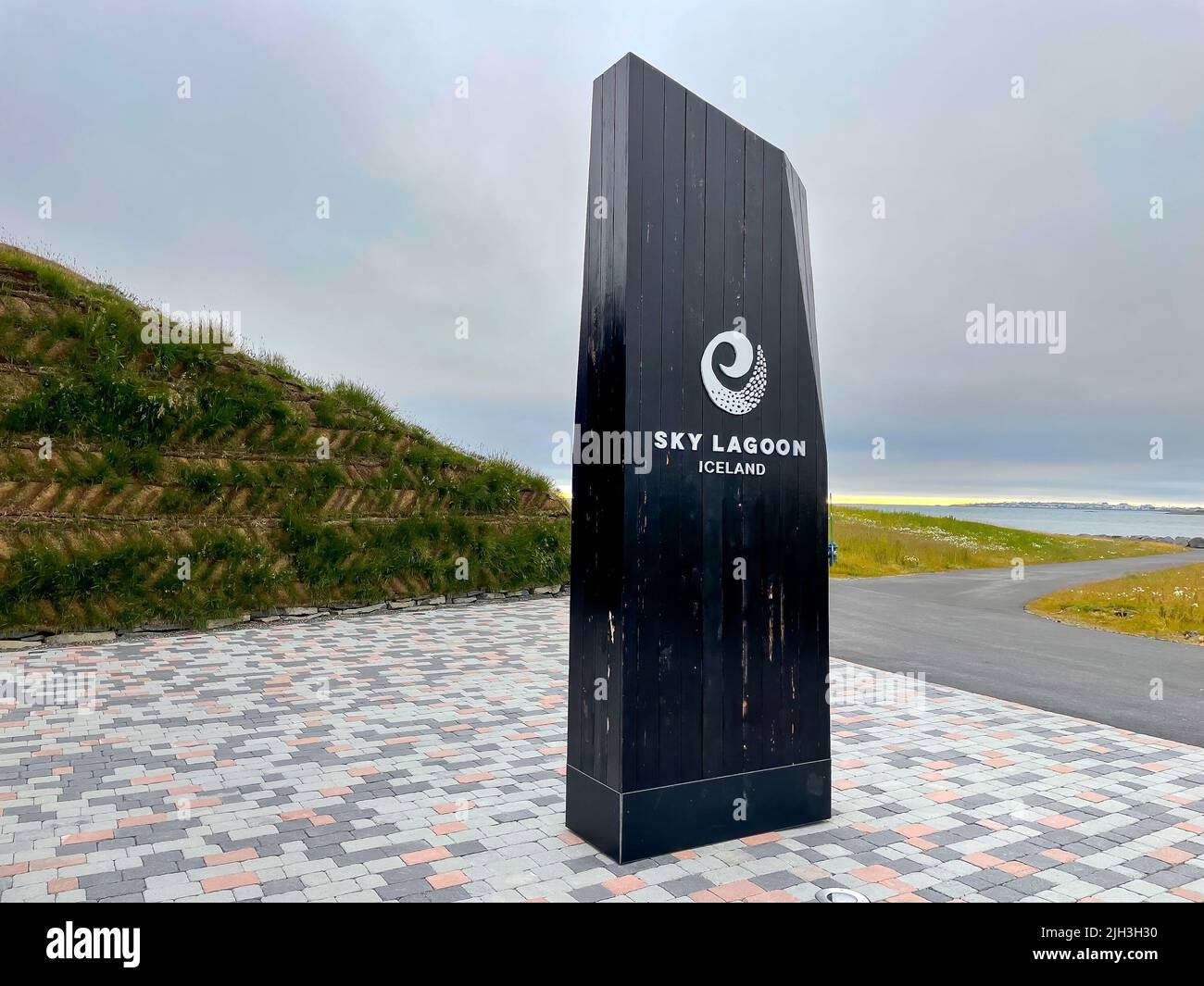 Kópavogur, Islande - 1 juillet 2022 vue de l'emblématique signalisation à l'entrée de la lagune du ciel. Sky Lagoon est un spa géothermique dans le sud-ouest de l'Islande. Banque D'Images