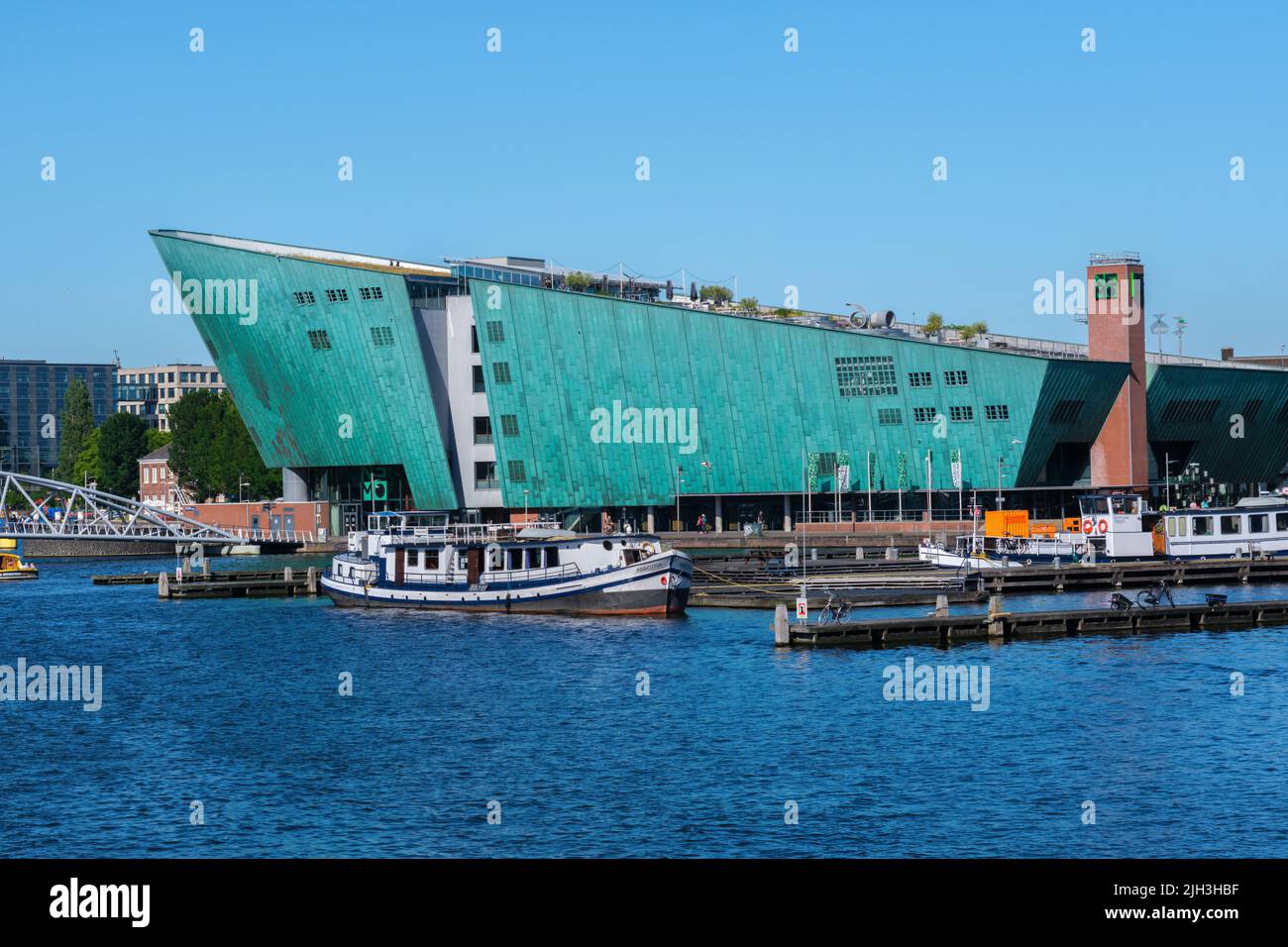 Amsterdam, pays-Bas - 22 juin 2022 : MUSÉE DES sciences NEMO au bord de l'eau Banque D'Images