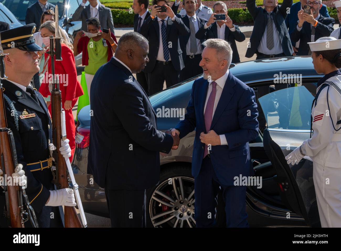 Le secrétaire à la Défense, Lloyd J. Austin III, et le ministre italien de la Défense, Lorenzo Guérini, s'engagent dans un échange bilatéral au Pentagone, à Washington, D.C., à 14 juillet 2022. (Photo du DoD par l'officier de la marine américaine 2nd classe James K. Lee) Banque D'Images