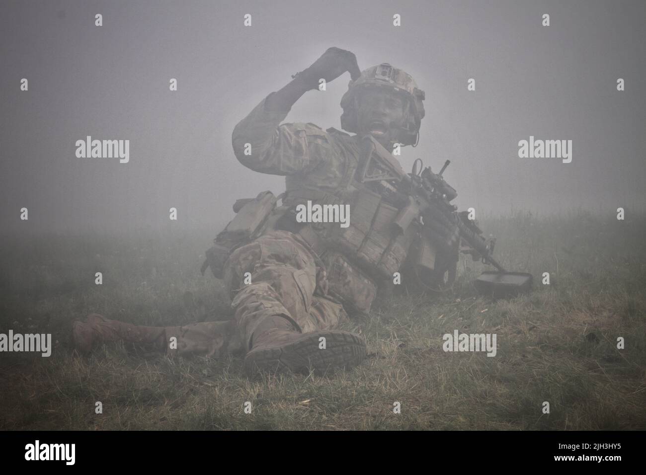 Sergent d'état-major de l'armée américaine Steve Burton, chef d'équipe affecté à la Compagnie Alpha, 1st Bataillon, 69th Infantry Regiment, Garde nationale de l'Armée de New York, participe à un exercice de tir en direct de peloton à fort Drum, juin 29. Le bataillon afflage ses compétences en matière de combat pour un prochain déploiement dans la Force opérationnelle interarmées combinée – Corne de l’Afrique, prévu pour plus tard cet été. (É.-U. Photo de l'armée par le sergent d'état-major. Alexander Rector) Banque D'Images