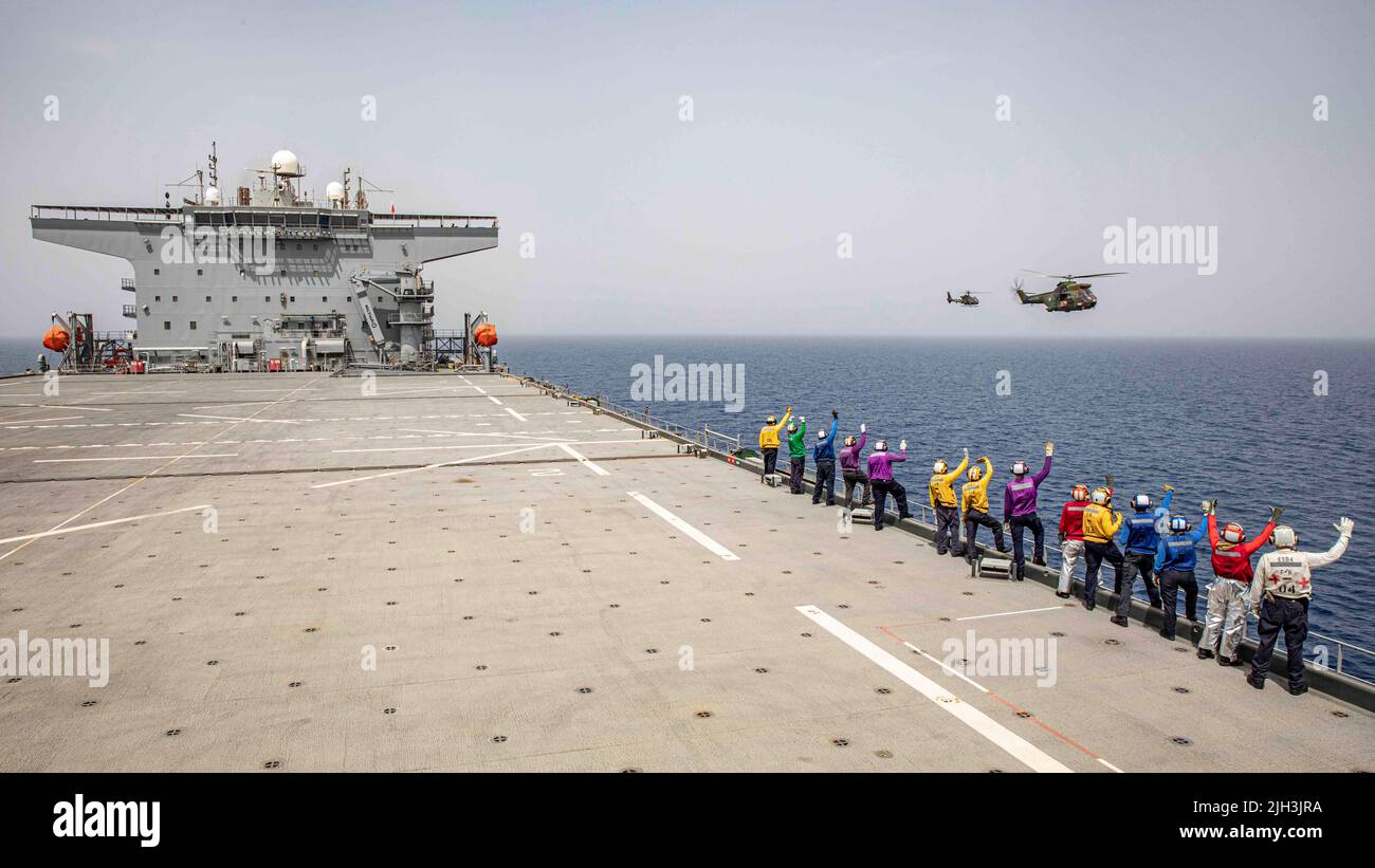 220623-N-TI693-1223 MARINS DU GOLFE D'ADEN (23 juin 2022) affectés à la base maritime expéditionnaire de classe Lewis B. l'USS Hershel 'Woody' Williams (ESB 4) fait déferler l'équipage de pont de vol vers des hélicoptères de l'armée française après les opérations de pont de vol, 23 juin 2022. Hershel « Woody » Williams est déployé de manière rotationnelle dans la zone d'opérations de la marine américaine en Afrique, employée par la flotte américaine Sixth, pour défendre les intérêts américains, alliés et partenaires. (É.-U. Photo de la marine par le spécialiste des communications de masse 1st classe Fred Gray IV/publié) Banque D'Images