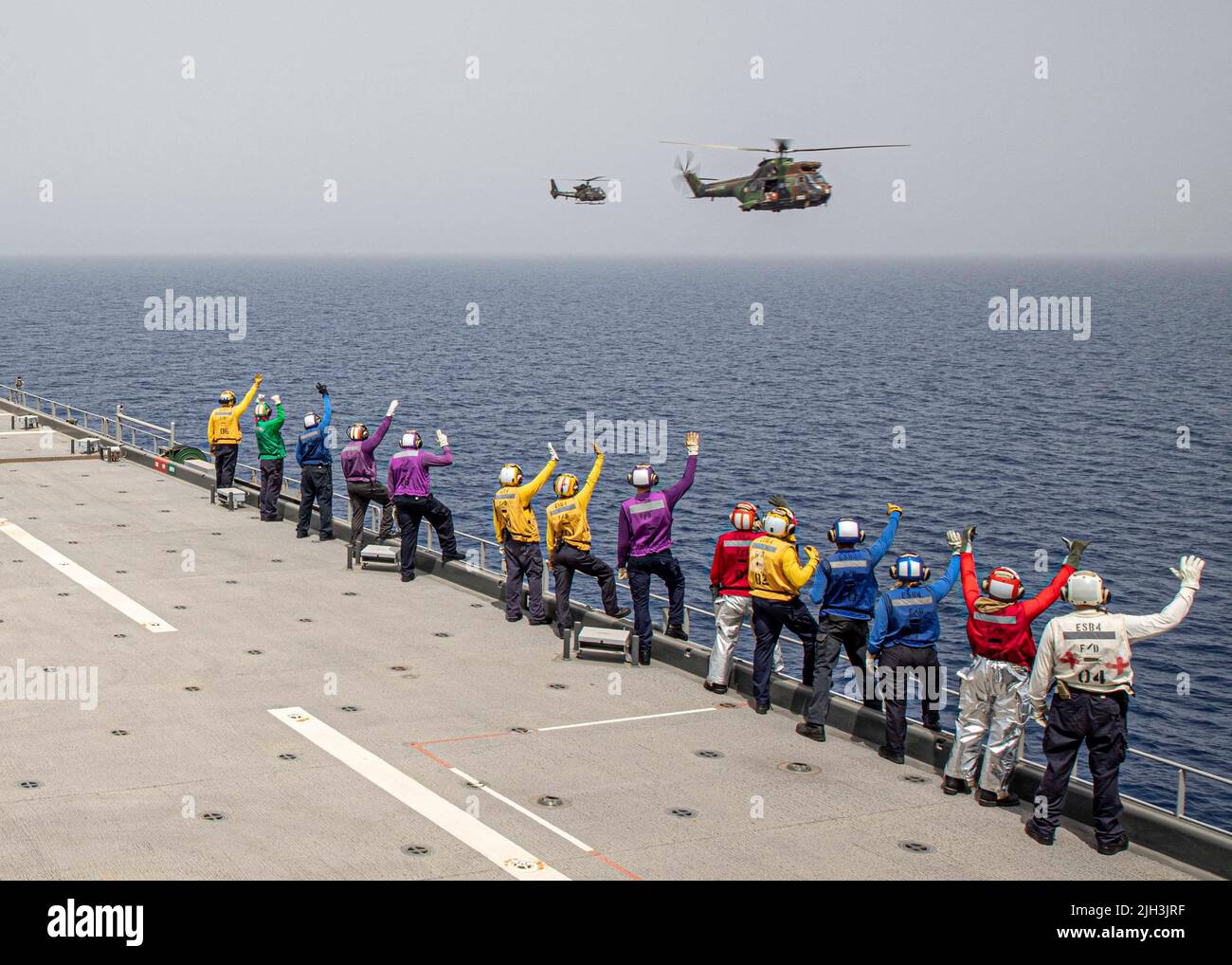 220623-N-TI693-1224 MARINS DU GOLFE D'ADEN (23 juin 2022) affectés à la base maritime expéditionnaire de classe Lewis B. l'USS Hershel 'Woody' Williams (ESB 4) fait déferler l'équipage de pont de vol vers des hélicoptères de l'armée française après les opérations de pont de vol, 23 juin 2022. Hershel « Woody » Williams est déployé de manière rotationnelle dans la zone d'opérations de la marine américaine en Afrique, employée par la flotte américaine Sixth, pour défendre les intérêts américains, alliés et partenaires. (É.-U. Photo de la marine par le spécialiste des communications de masse 1st classe Fred Gray IV/publié) Banque D'Images