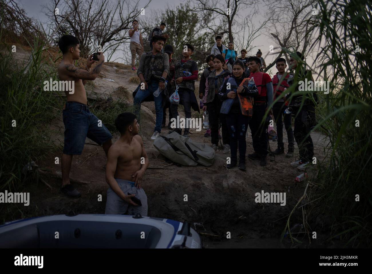 Un groupe de migrants est photographié par des passeurs avant d'utiliser un radeau pour traverser le Rio Bravo del Norte, également connu sous le nom de Rio Grande, aux États-Unis depuis Ciudad Miguel Aleman, Mexique 13 juillet 2022. REUTERS/adrees Latif IMAGES TPX DU JOUR Banque D'Images