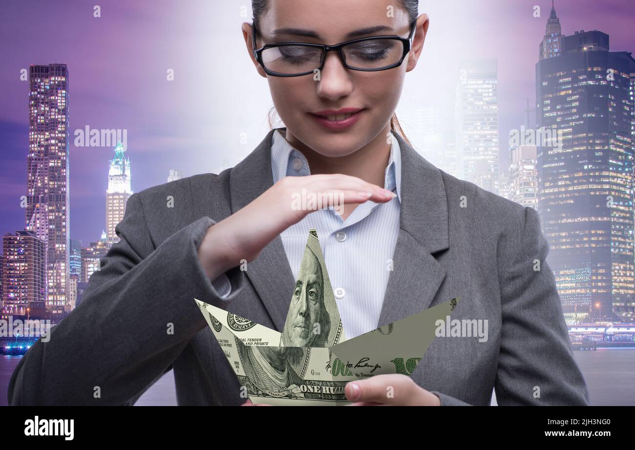 La businesswoman with dollar bateaux dans business concept Banque D'Images