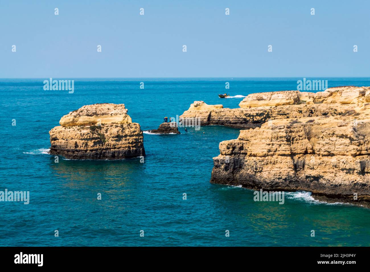 Visites et activités touristiques, saut de falaise à l'océan en eau libre. Sports extrêmes en été près de la plage. Saut et natation. Banque D'Images