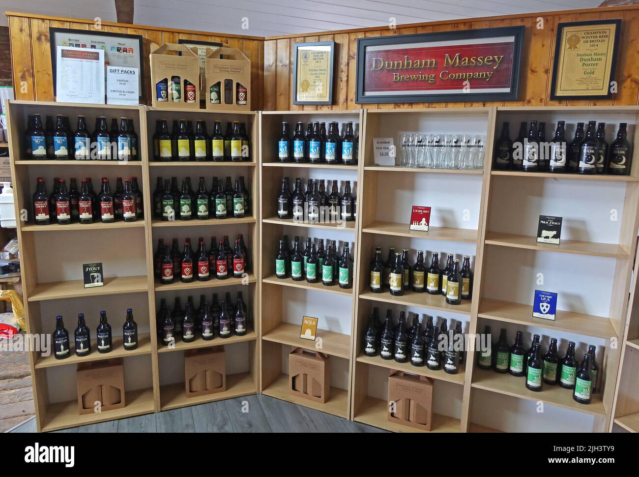La boutique Dunham Massey Brewing Company, étagères de bière en bouteille, Dunham village, Bowden, Altrincham, Cheshire, ANGLETERRE, ROYAUME-UNI, WA14 4PE Banque D'Images