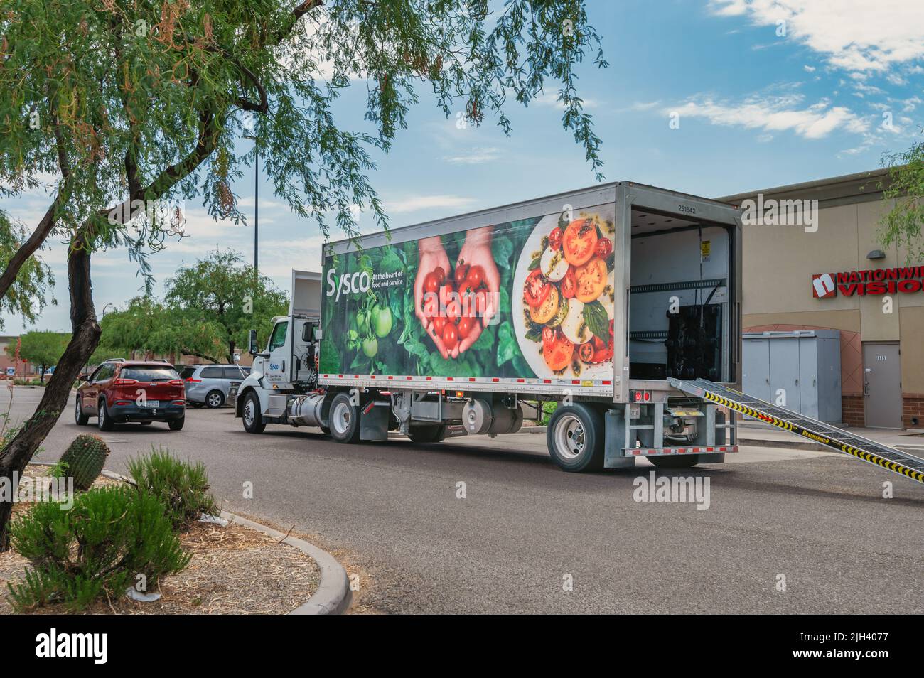Un chauffeur de camion Sysco décharge son camion dans un restaurant Banque D'Images