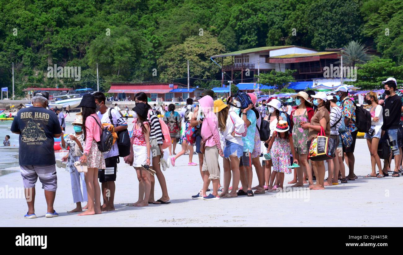 Les touristes font la queue sur la plage pour un bateau pour retourner au continent sur l'île de Koh Larn, qui peut être épeautre Ko Larn ou Ko Laan ou Ko LAN, Thaïlande, Asie. Banque D'Images