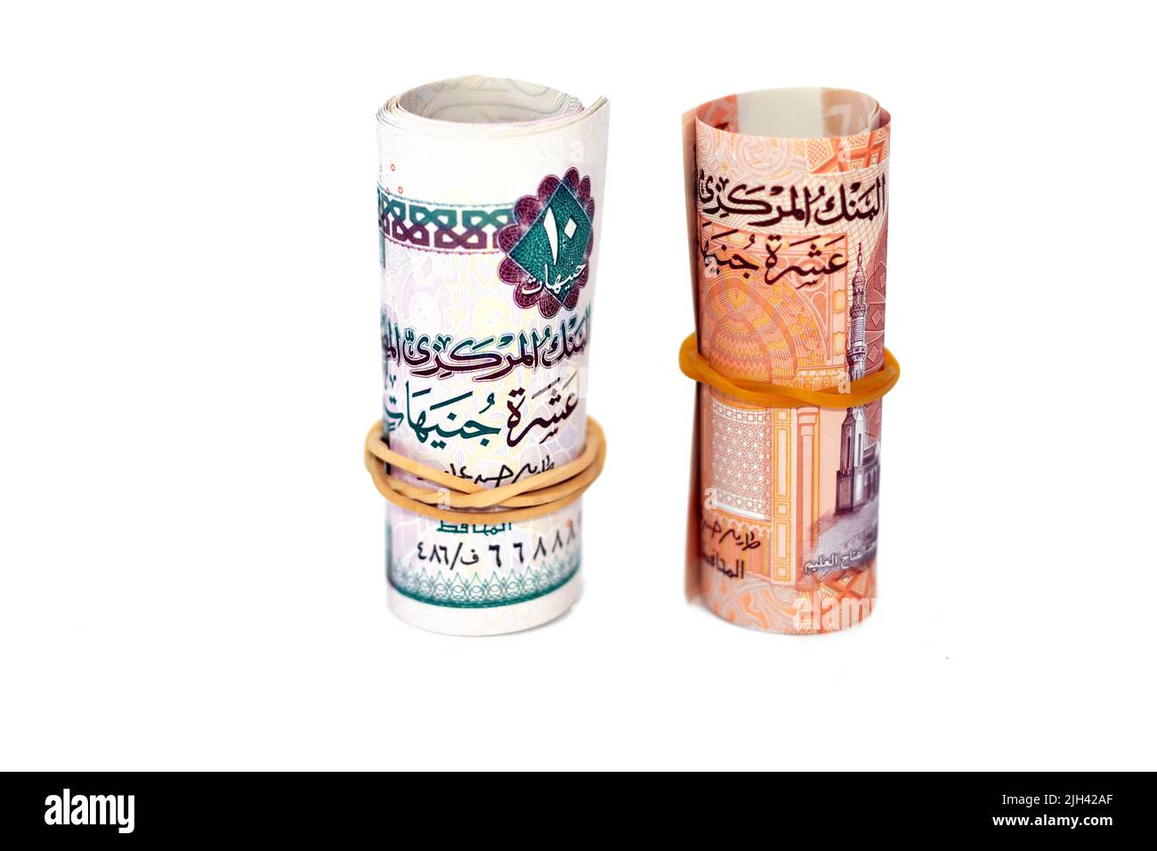 Égypte rouleau d'argent du nouveau premier égyptien 10 LE EGP dix livres plastique polymère billet et l'ancienne note de papier isolé sur fond blanc, pou égyptien Banque D'Images
