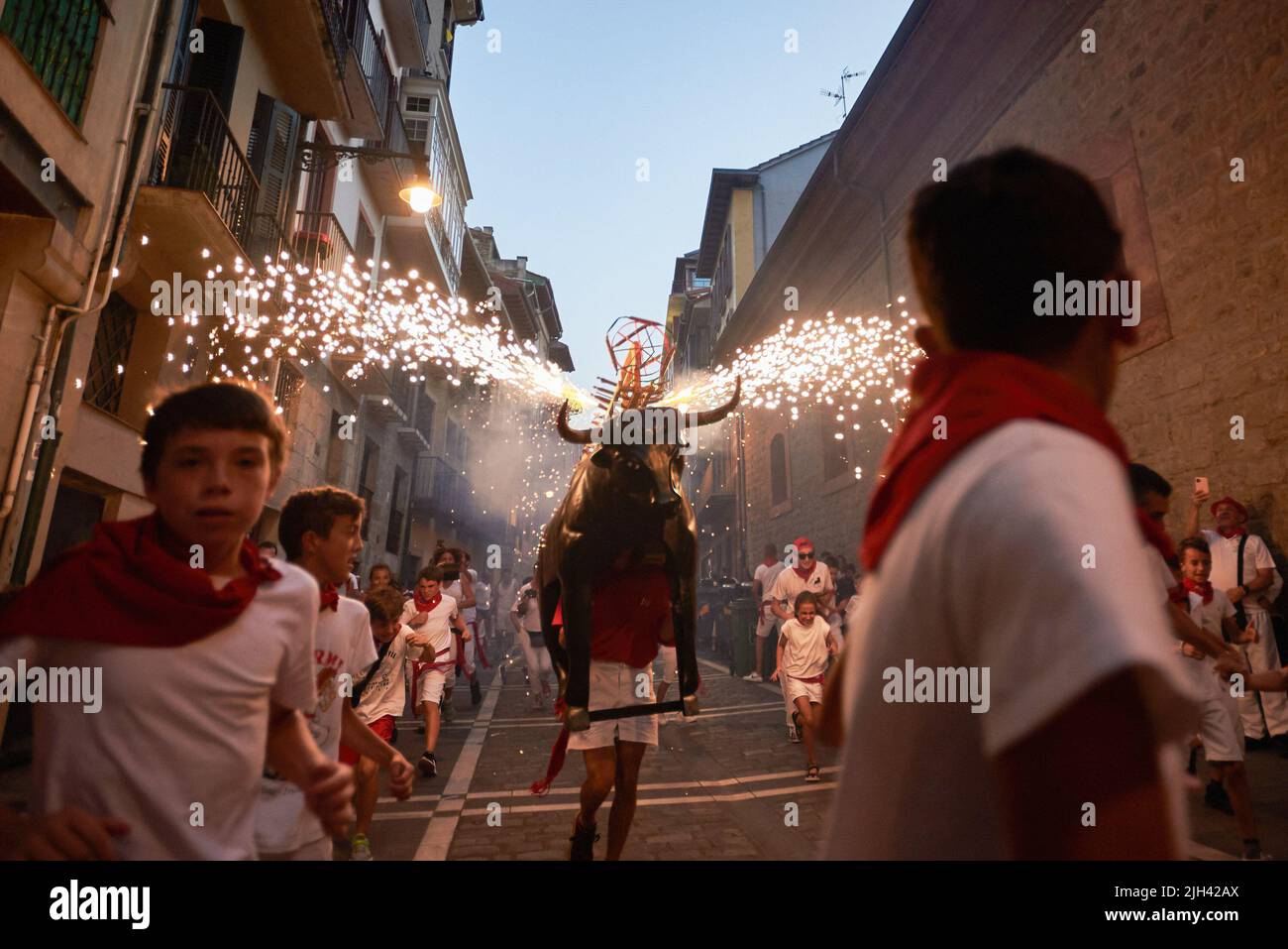 Pampelune, Espagne. 14th juillet 2022. Un taureau de feu traverse les rues de la vieille ville de Pampelune pendant les festivités de San Fermín. Un homme portant une structure en forme de taureau chargée de feux d'artifice appelé Toro de Fuego (taureau de feu), tire le feu et court dans les rues de la vieille ville de Pampelune pendant les festivités de San Fermín. (Photo d'Elsa A Bravo/SOPA Images/Sipa USA) crédit: SIPA USA/Alay Live News Banque D'Images