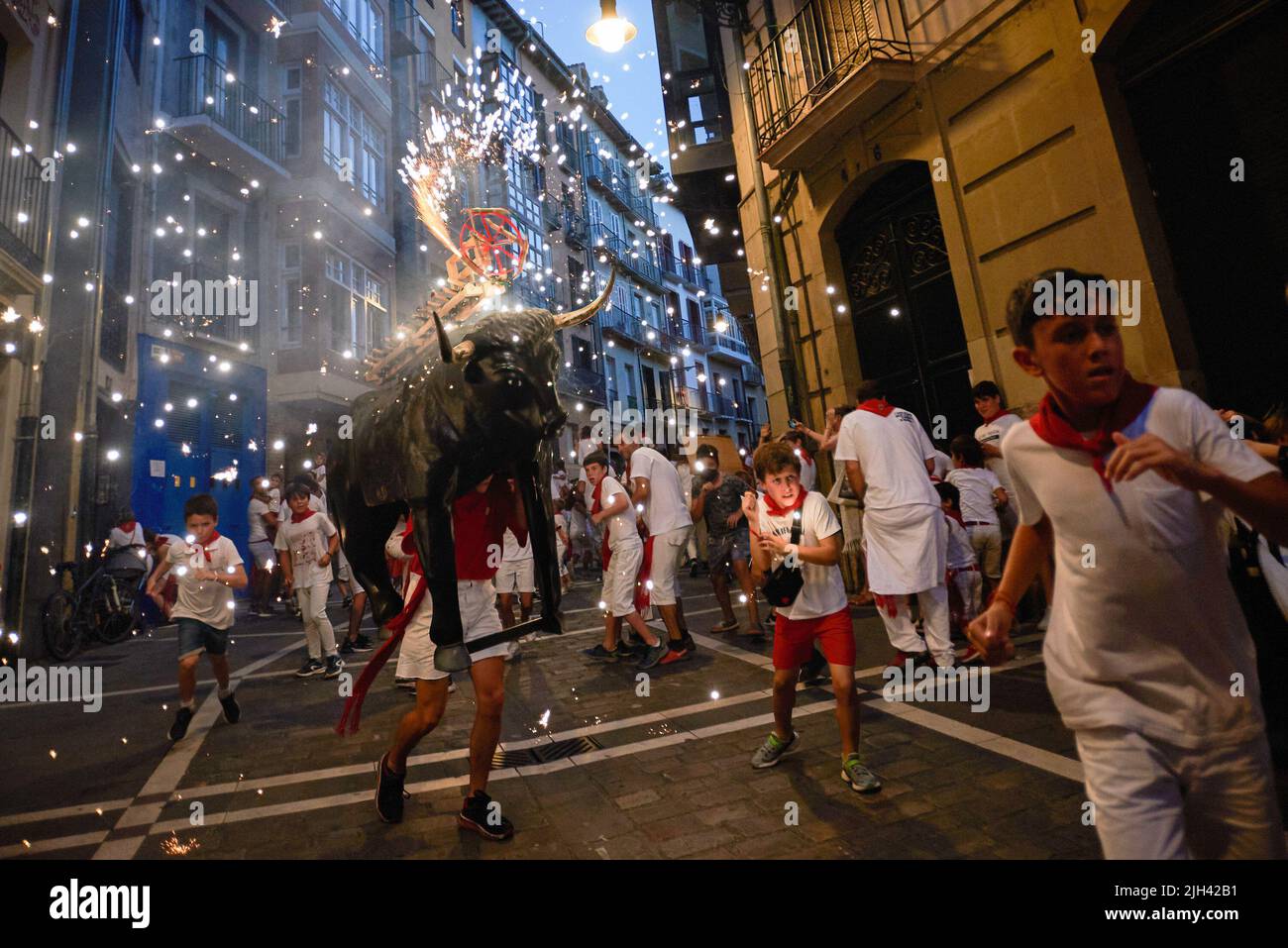 Pampelune, Espagne. 14th juillet 2022. Les enfants courent devant le taureau de feu pendant les festivités de San Fermín. Un homme portant une structure en forme de taureau chargée de feux d'artifice appelé Toro de Fuego (taureau de feu), tire le feu et court dans les rues de la vieille ville de Pampelune pendant les festivités de San Fermín. (Photo d'Elsa A Bravo/SOPA Images/Sipa USA) crédit: SIPA USA/Alay Live News Banque D'Images