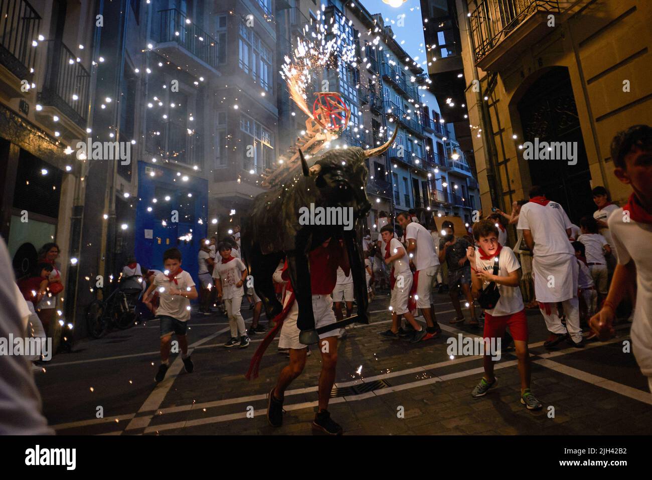 Pampelune, Espagne. 14th juillet 2022. Les enfants courent devant le taureau de feu pendant les festivités de San Fermín. Un homme portant une structure en forme de taureau chargée de feux d'artifice appelé Toro de Fuego (taureau de feu), tire le feu et court dans les rues de la vieille ville de Pampelune pendant les festivités de San Fermín. (Photo d'Elsa A Bravo/SOPA Images/Sipa USA) crédit: SIPA USA/Alay Live News Banque D'Images