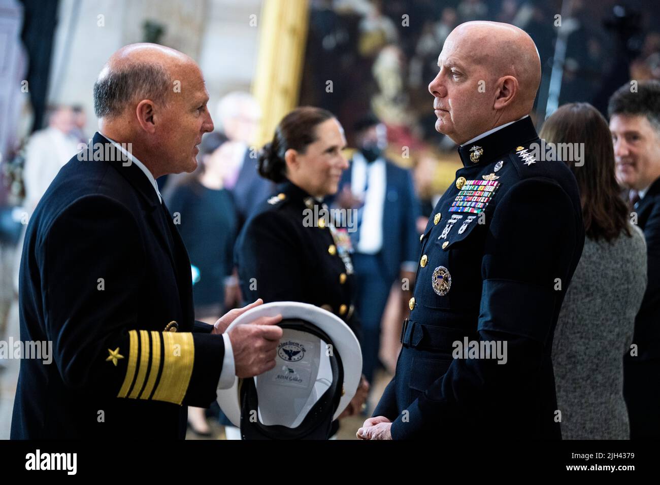 Washington DC, États-Unis. 14th juillet 2022. Washington, DC. 14th juillet 2022. ÉTATS-UNIS - JUILLET 14 : Commandant du corps des Marines, le général David H. Berger, à droite, Et le chef des opérations navales, l'amiral Mike Gilday, est vu devant les restes de Hershel Woodrow « Woody » Williams, la dernière médaille d'honneur de la Seconde Guerre mondiale à être passée, était à mentir en honneur dans la rotonde du Capitole des États-Unis à Washington, DC, jeudi, 14 juillet 2022. Williams, qui est décédé à l'âge de 98 ans, a reçu le prix de l'action dans la bataille d'Iwo Jima. Credit: Tom Williams/Pool via CNP/dpa/Alay Live News Credit: dpa pictur Banque D'Images