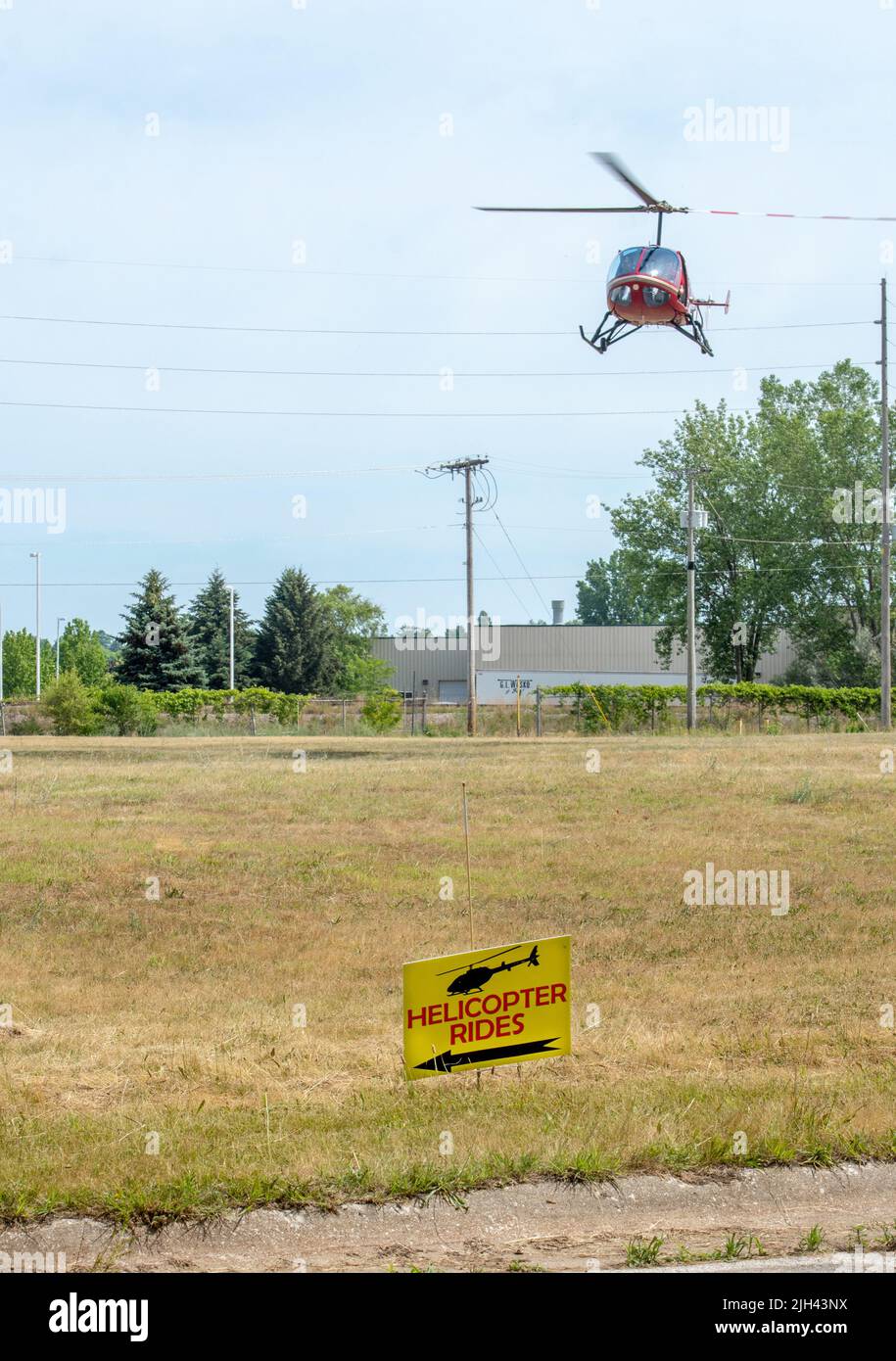 20 juin 2021, St Joseph MI USA, un panneau annonce les tours en hélicoptère lors d'un événement et d'un spectacle aérien au Michigan Banque D'Images