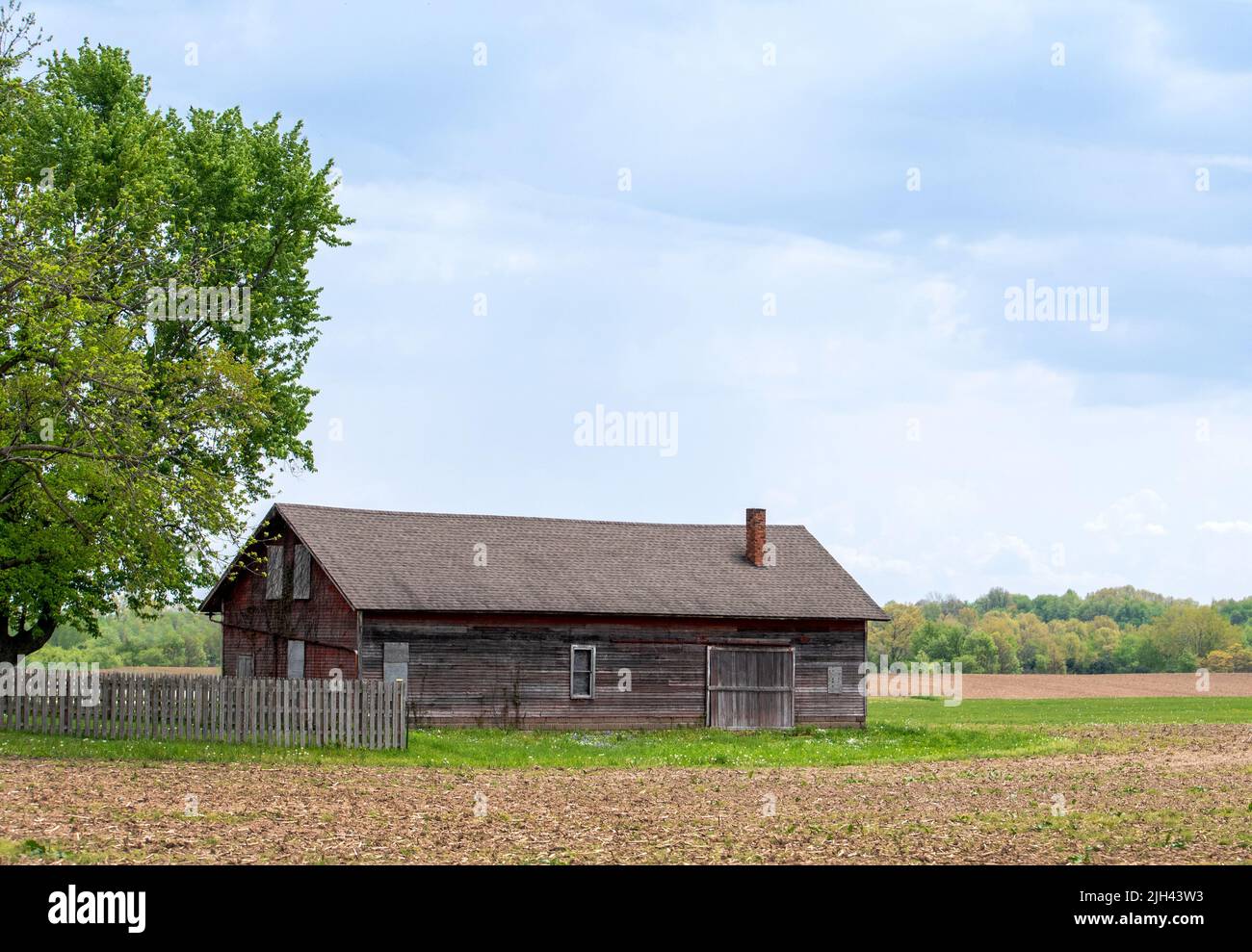Ancienne grange rustique n Michigan USA, se trouve au bord d'un champ, prêt pour une nouvelle récolte Banque D'Images