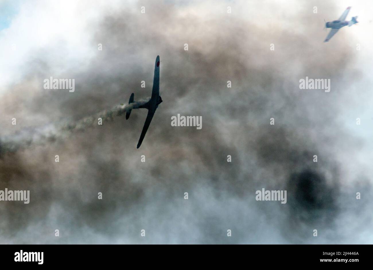 Les avions qui ont été éclipsés par la fumée ont une fausse guerre alors qu'ils démontreront une bataille aérienne lors d'un spectacle aérien au Michigan aux États-Unis Banque D'Images