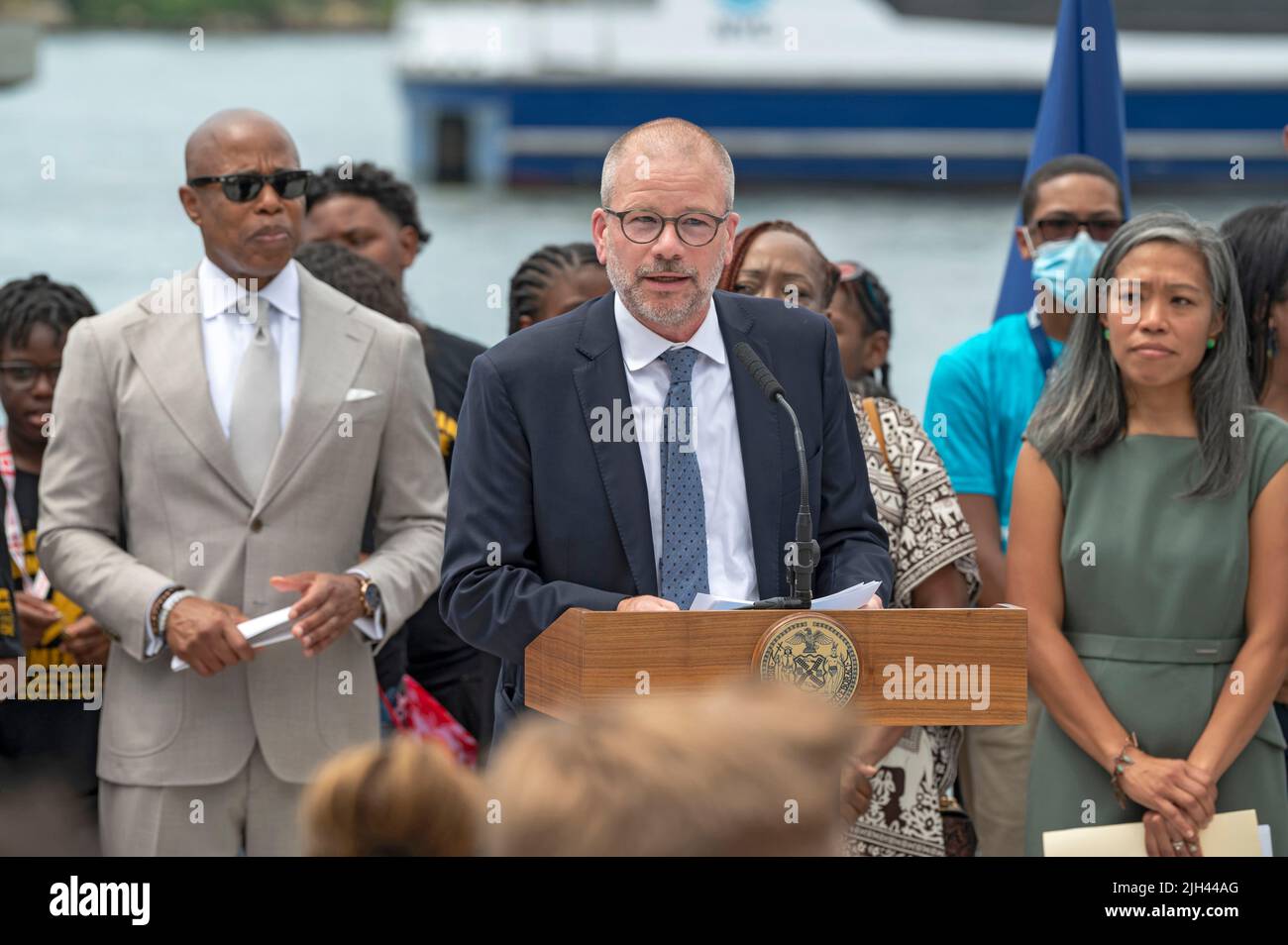 New York, États-Unis. 14th juillet 2022. Andrew Kimball, président de la Société de développement économique, s'exprime à l'Astoria Ferry Landing à New York. Le maire Eric Adams augmentera les tarifs de base du système de traversier à $4 à partir du 12 septembre, mais les coureurs quotidiens pourront acheter un pack de 10 à un tarif de 2,75 $. Les personnes âgées, les personnes handicapées et les New-Yorkais inscrits au programme « Fair Fares » de la ville ne seront facturés que 1,35 $. Crédit : SOPA Images Limited/Alamy Live News Banque D'Images