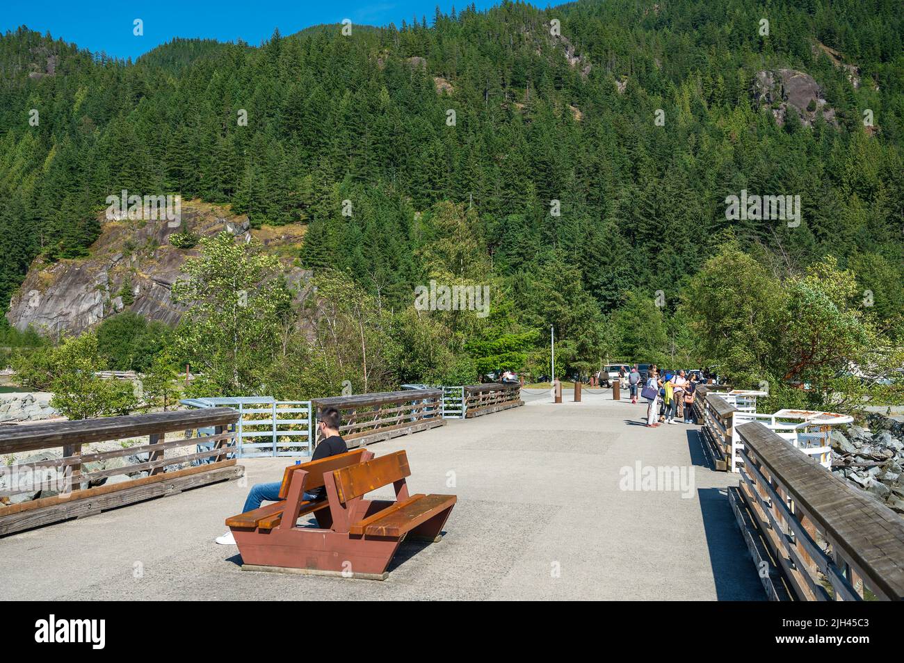 Les foules d'été apprécient la plage du parc provincial de Porteau Cove, le long de Howe Sound, près de Squamish BC, Canada. Banque D'Images