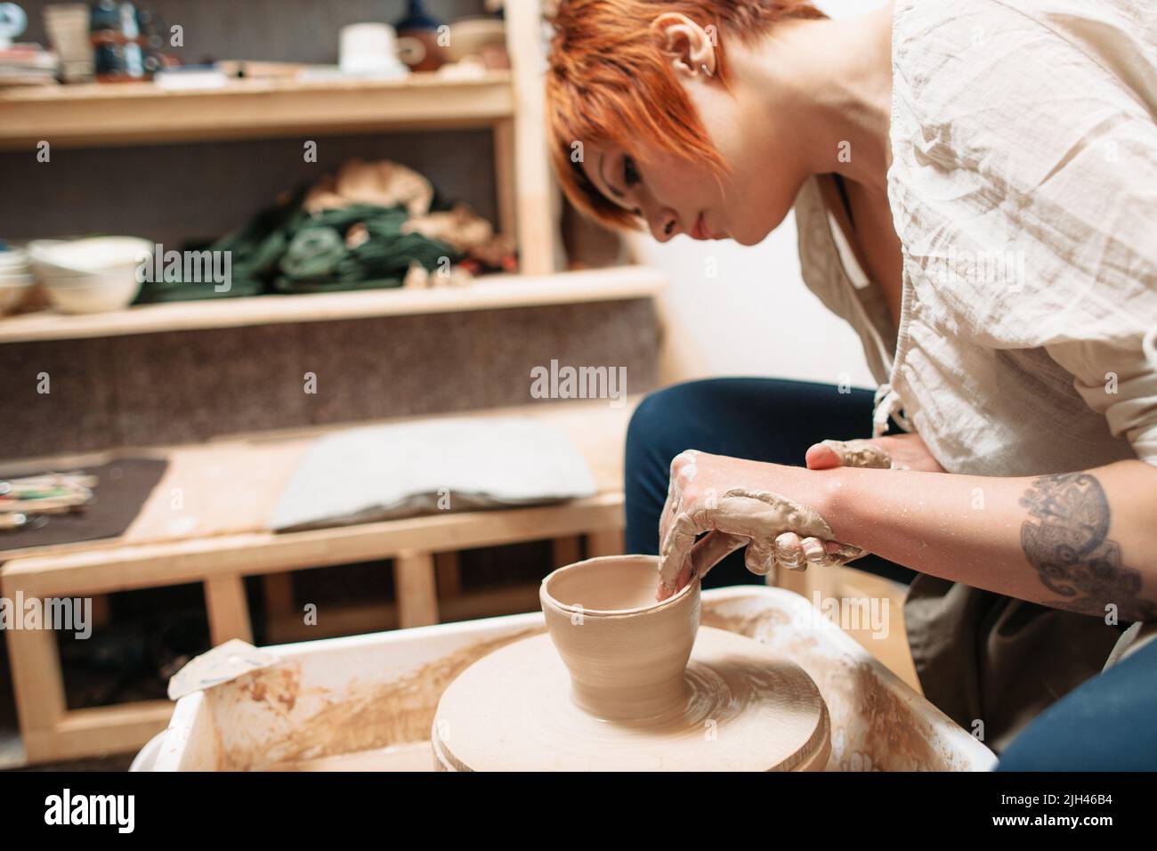 Femelle potter sculptant soigneusement bol en argile Banque D'Images