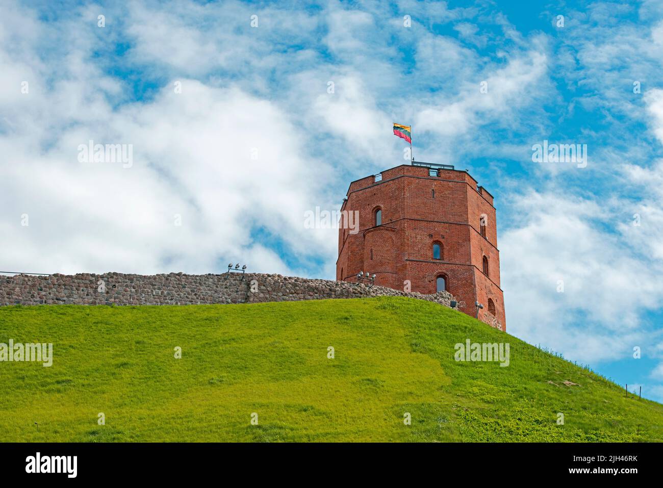 Tour de Gediminas sur la colline et drapeau de Lituanie pendant la journée d'été à Vilnius Banque D'Images