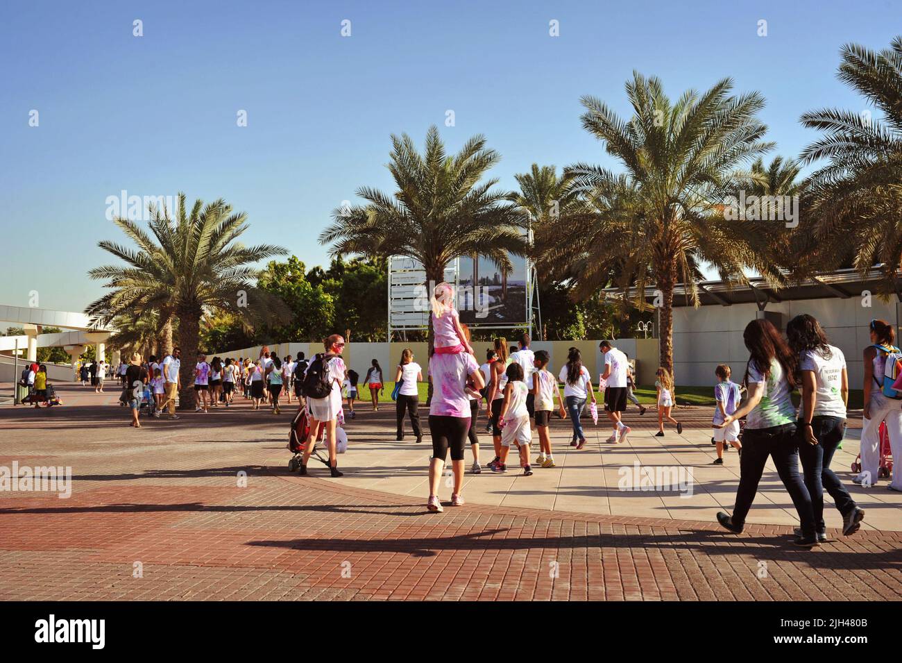 Divers participants à la Color Walk à Dubaï, aux Émirats arabes Unis, font le tour du parc Zabeel. Un week-end en plein air amusant en été. Banque D'Images