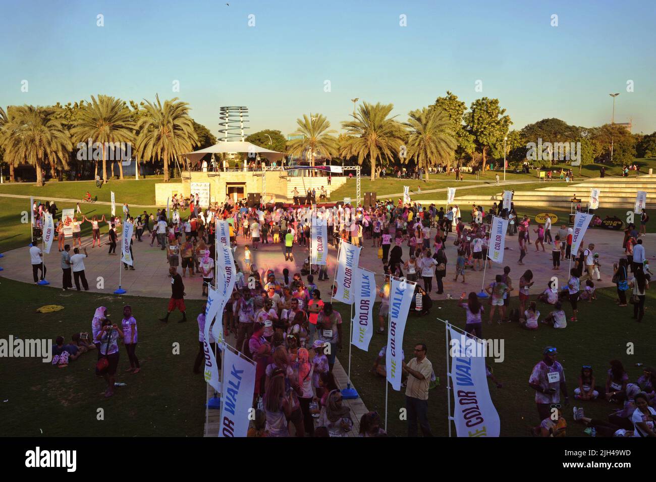 Les participants à la promenade en couleurs se rassemblent à la fin de la course au parc Zabeel. Événement en plein air amusant lors d'une journée d'été ensoleillée à Dubaï, Émirats arabes Unis. Banque D'Images