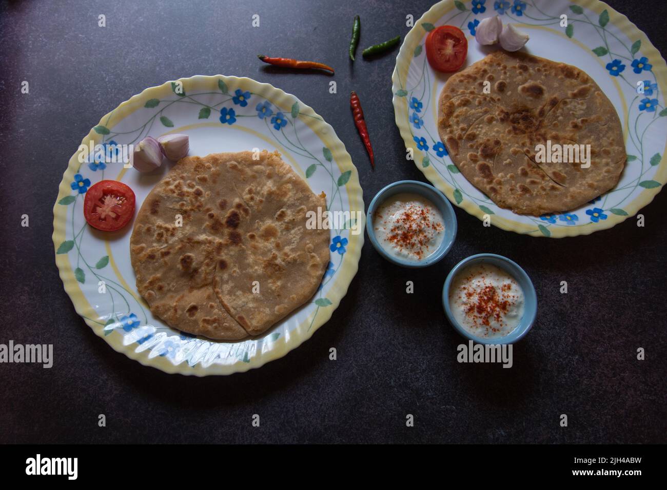 Un petit-déjeuner indien est servi avec du pain plat garni d'aloo ou de pommes de terre. Vue de dessus Banque D'Images