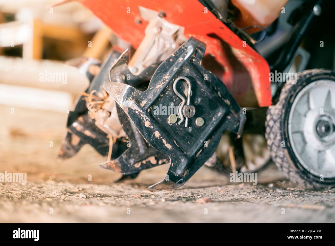 Cultivateur de buse sur un petit tracteur à déplacement manuel à grande vitesse Banque D'Images