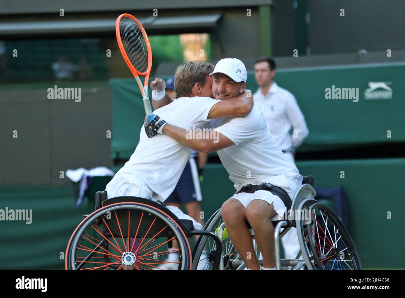 (De gauche à droite) Niels Vink et Sam Schroder des pays-Bas (en photo) ont remporté le titre de champion de tennis en fauteuil roulant double pour hommes contre Andy Lapthorne de Grande-Bretagne et David Wagner des États-Unis à Wimbledon 2022. Banque D'Images