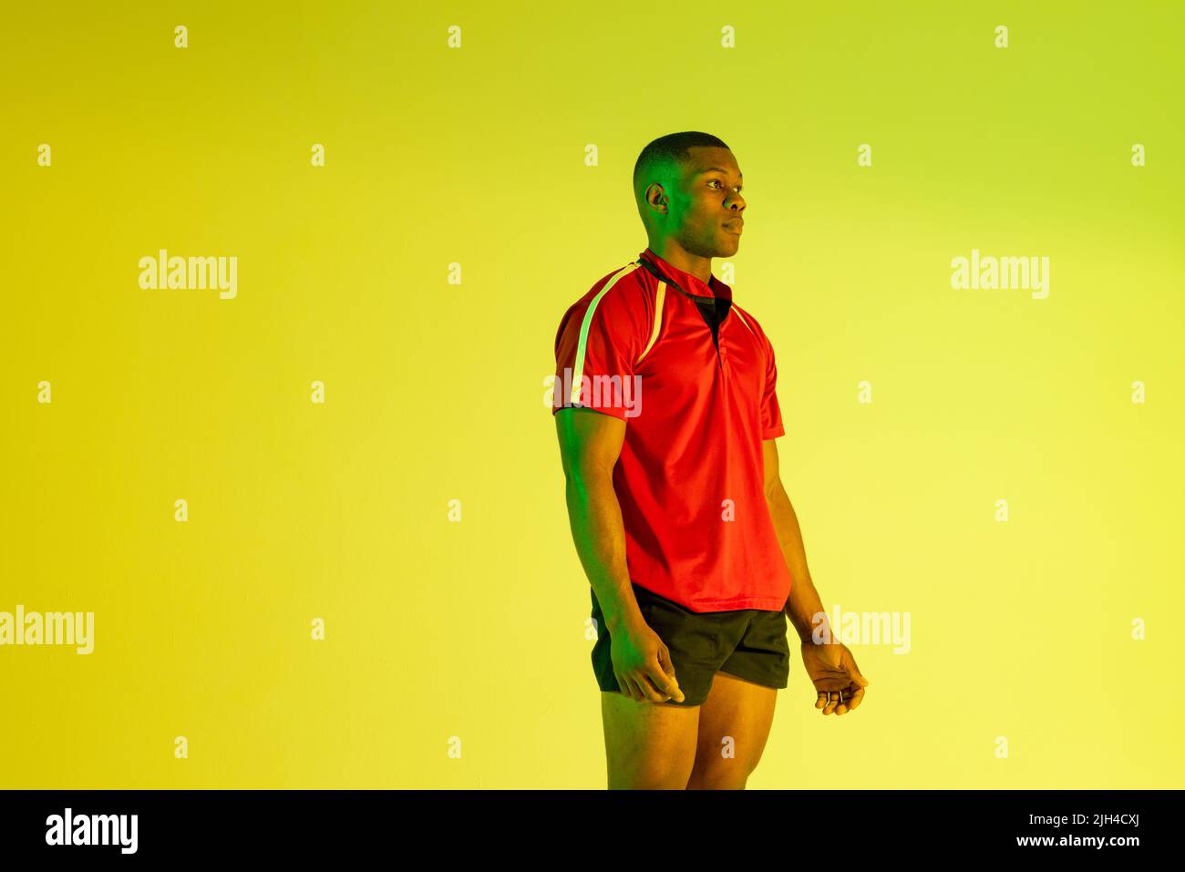 Joueur de rugby afro-américain sur éclairage jaune Banque D'Images