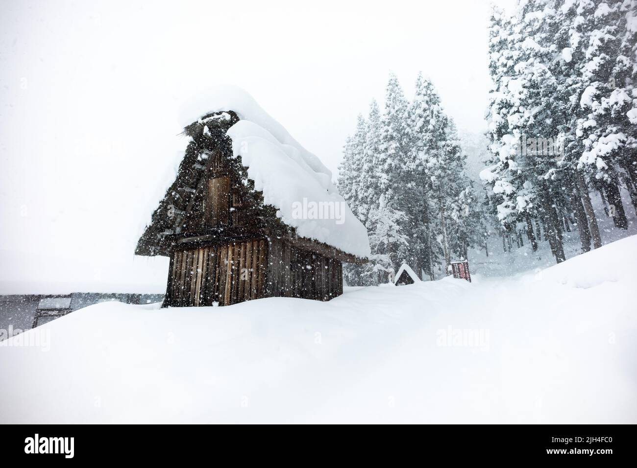 maison traditionnelle en bois recouverte de neige Banque D'Images