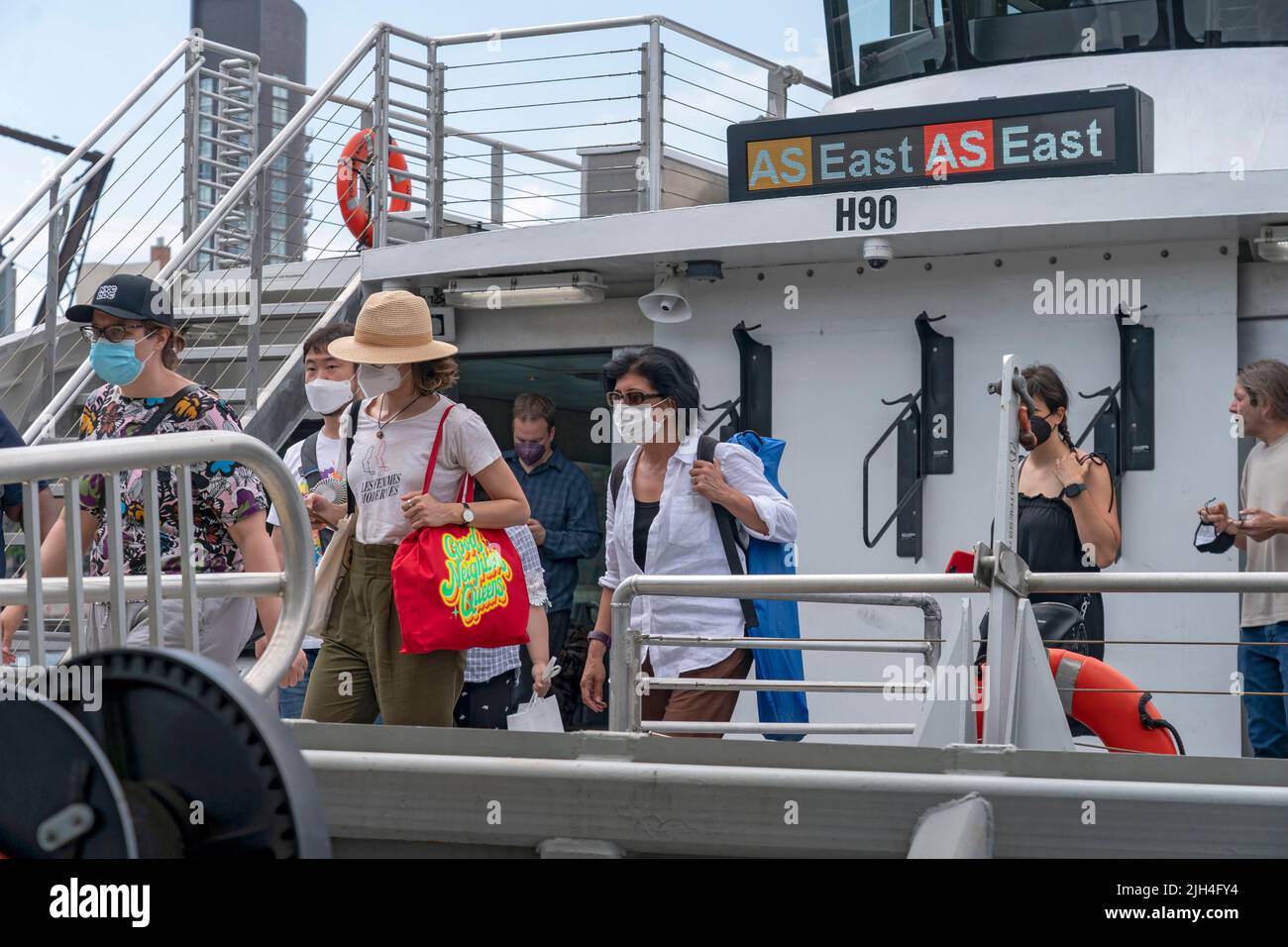 New York, États-Unis. 14th juillet 2022. Les passagers débarquent d'un ferry de New York à l'Astoria Ferry Landing de New York. Le maire Eric Adams augmentera les tarifs de base du système de traversier à $4 à partir du 12 septembre, mais les coureurs quotidiens pourront acheter un pack de 10 à un tarif de 2,75 $. Les personnes âgées, les personnes handicapées et les New-Yorkais inscrits au programme « Fair Fares » de la ville ne seront facturés que 1,35 $. (Photo par Ron Adar/SOPA Images/Sipa USA) crédit: SIPA USA/Alay Live News Banque D'Images