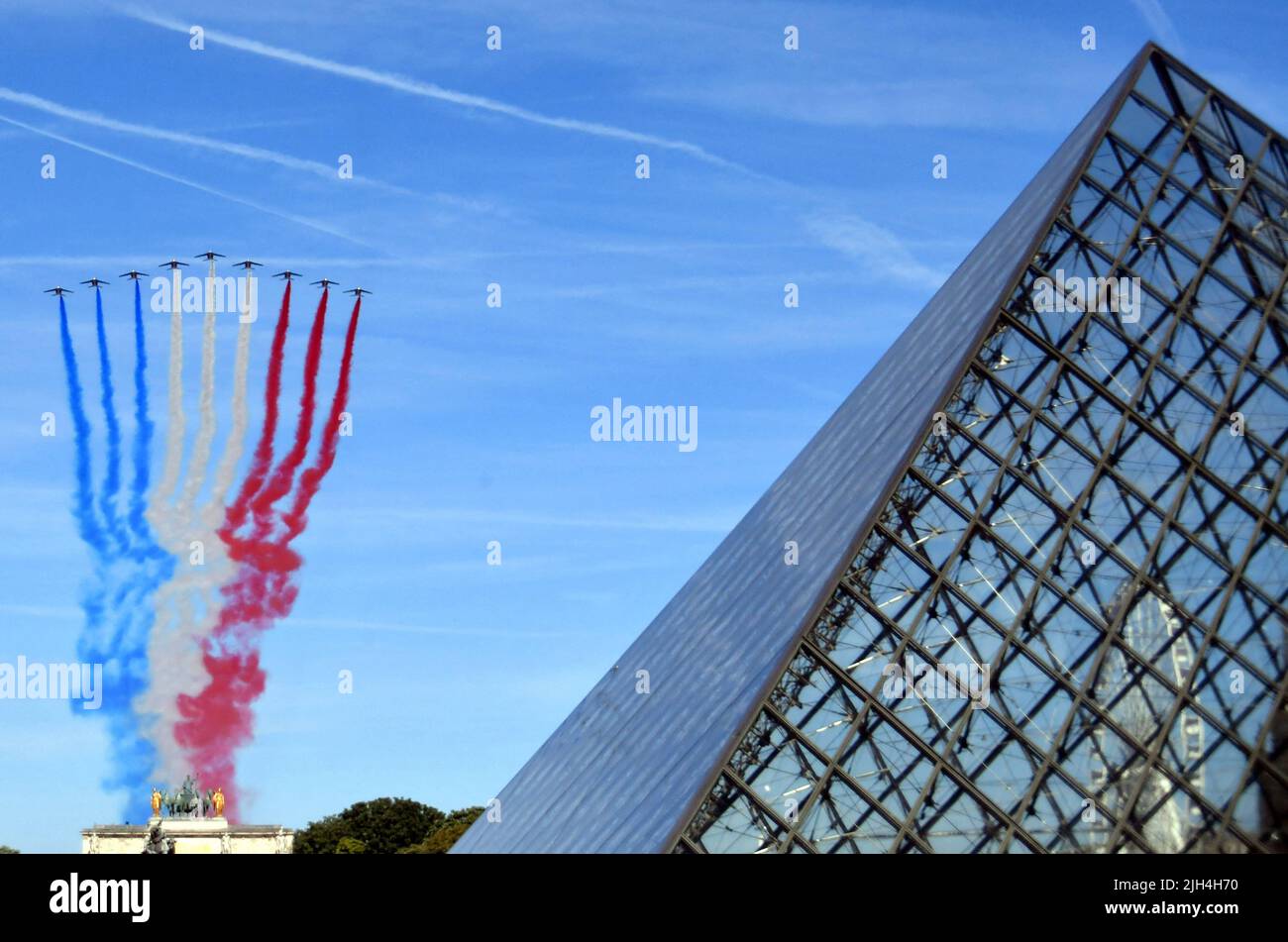 Paris, France. 14th juillet 2022. L'équipe de pilotage acrobatique d'élite française « Patrouille de France » dégage de la fumée aux couleurs du drapeau français lors d'un survol du musée du Louvre lors du défilé militaire du 14 juillet à Paris sur 14 juillet 2022. Photo par Karim ait Adjedjou/ABACAPRESS.COM crédit: Abaca Press/Alay Live News Banque D'Images