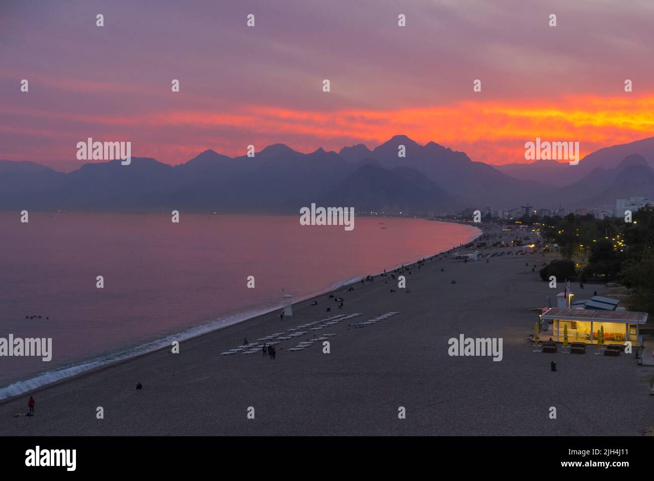 Plage de Konyaalti à Antalya au coucher du soleil Banque D'Images