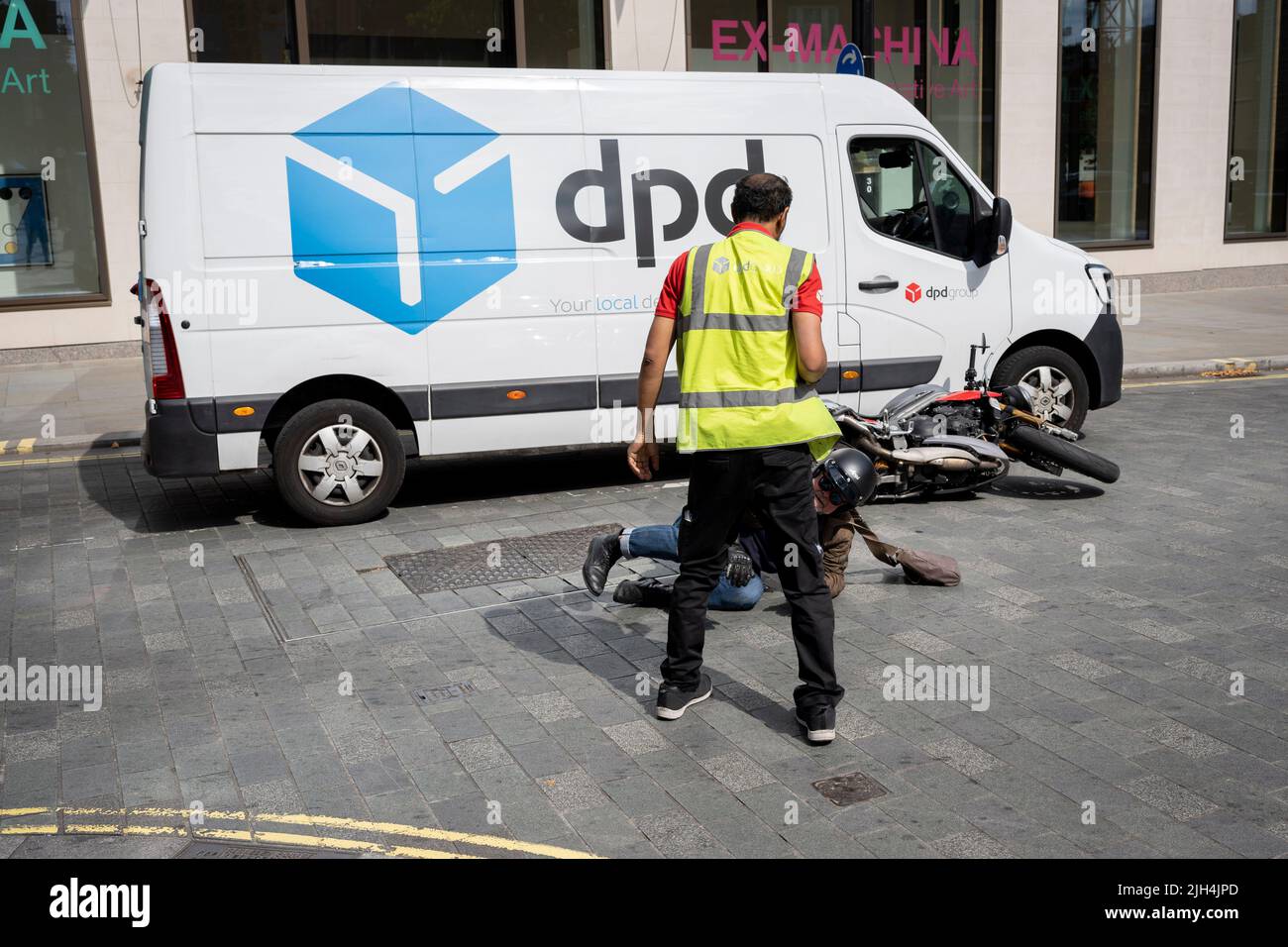 Un chauffeur de messagerie et un motocycliste ont une altercation à bord d'un mini rond-point, le 14th juillet 2022, à Londres, en Angleterre. Banque D'Images