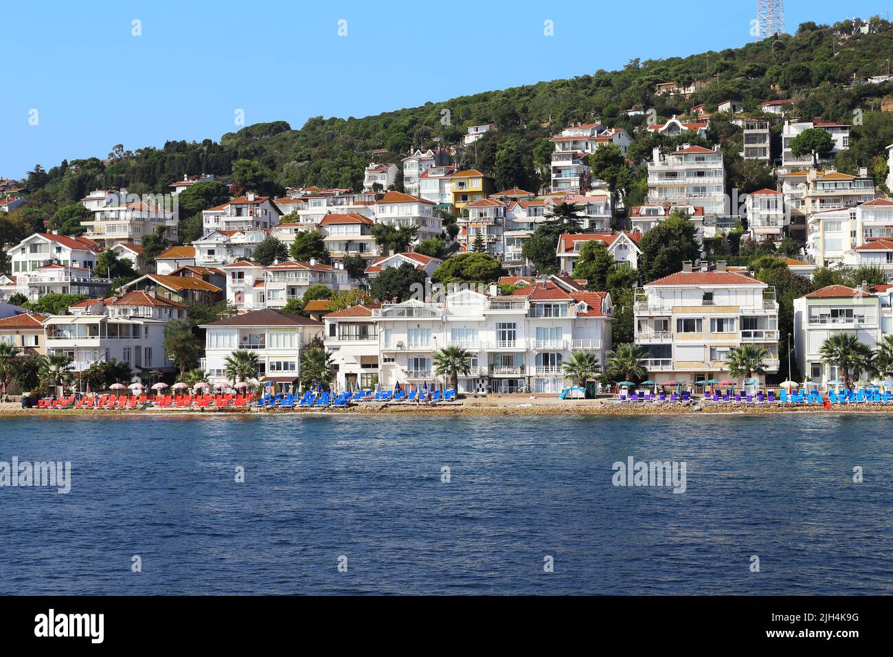 KINALIADA, TURQUIE - 15 SEPTEMBRE 2017 : c'est un développement résidentiel et les plages de l'une des îles Princes dans la mer de Marmara. Banque D'Images