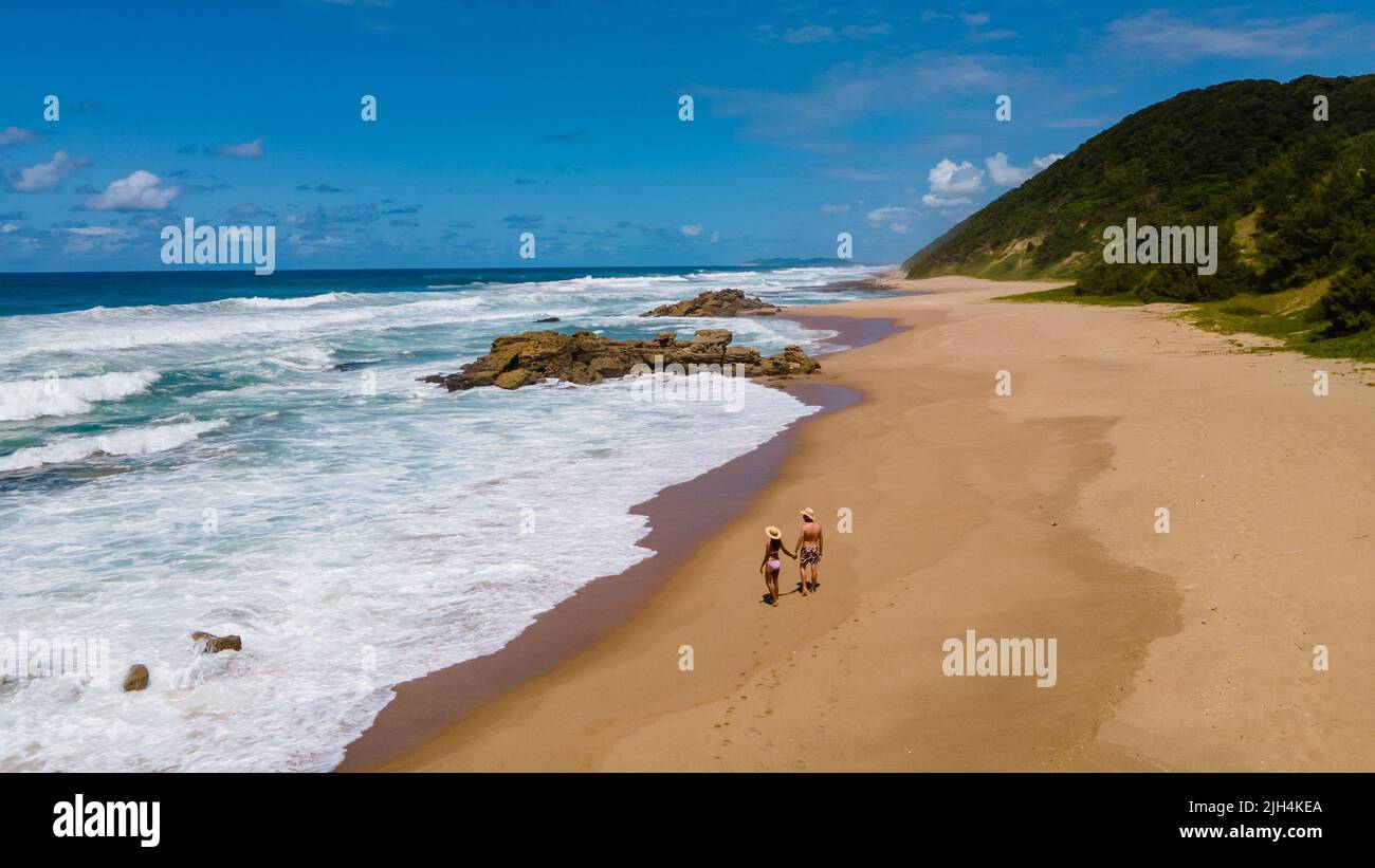 Sainte-Lucie Afrique du Sud, hommes et femmes marchant sur la plage Mission Rocks Beach près de Cape Vidal dans le parc humide iSimangaliso à Zululand. Afrique du Sud Sainte-Lucie Banque D'Images