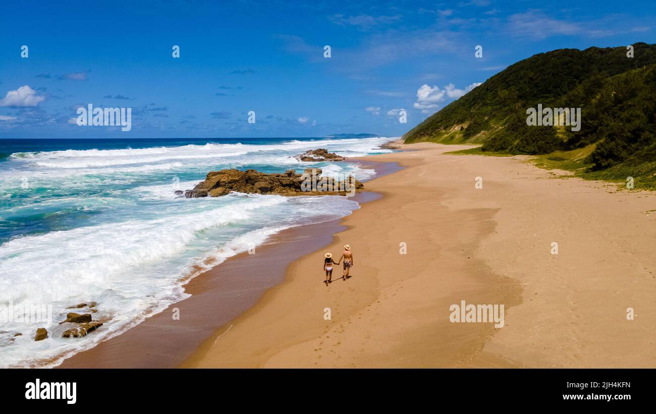 Sainte-Lucie Afrique du Sud, hommes et femmes marchant sur la plage Mission Rocks Beach près de Cape Vidal dans le parc humide iSimangaliso à Zululand. Afrique du Sud Sainte-Lucie Banque D'Images