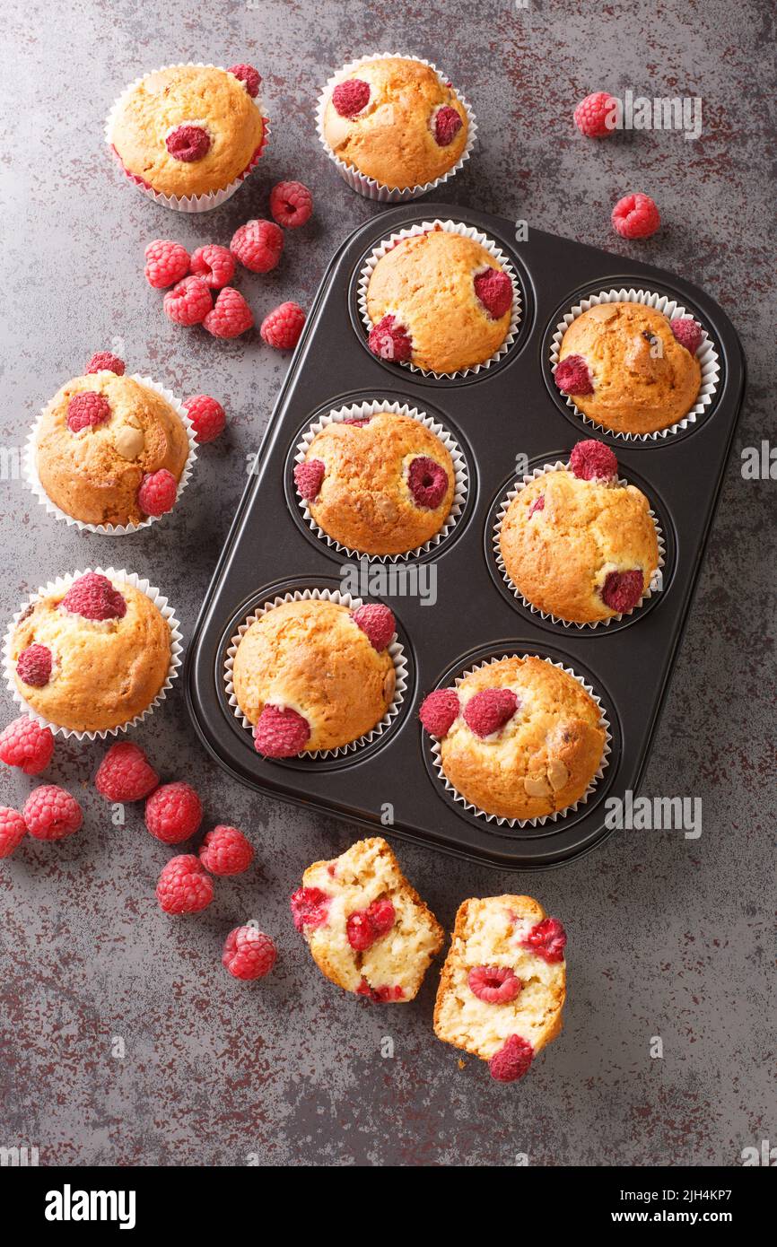 Délicieux muffins aux framboises frais faits maison à proximité de la table. Vue verticale du dessus Banque D'Images