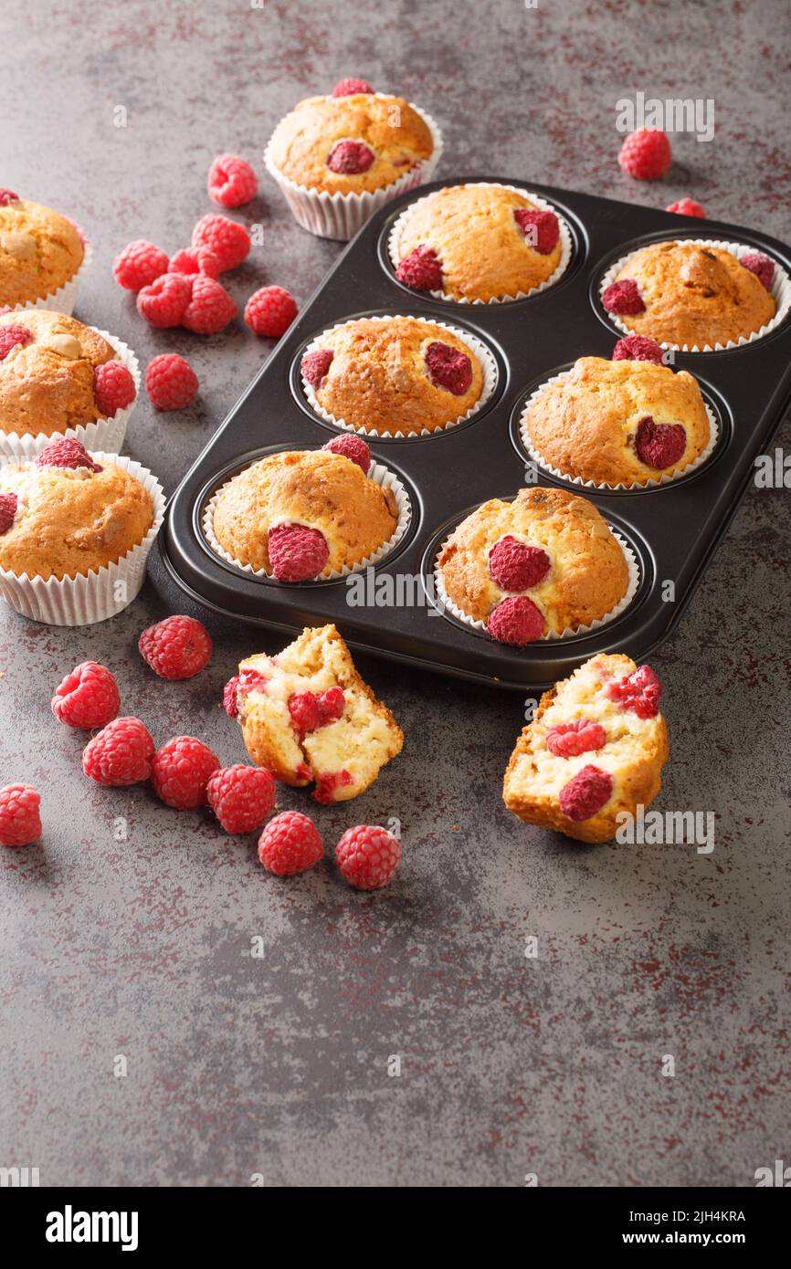 Délicieux muffins aux framboises frais faits maison à proximité de la table. Verticale Banque D'Images